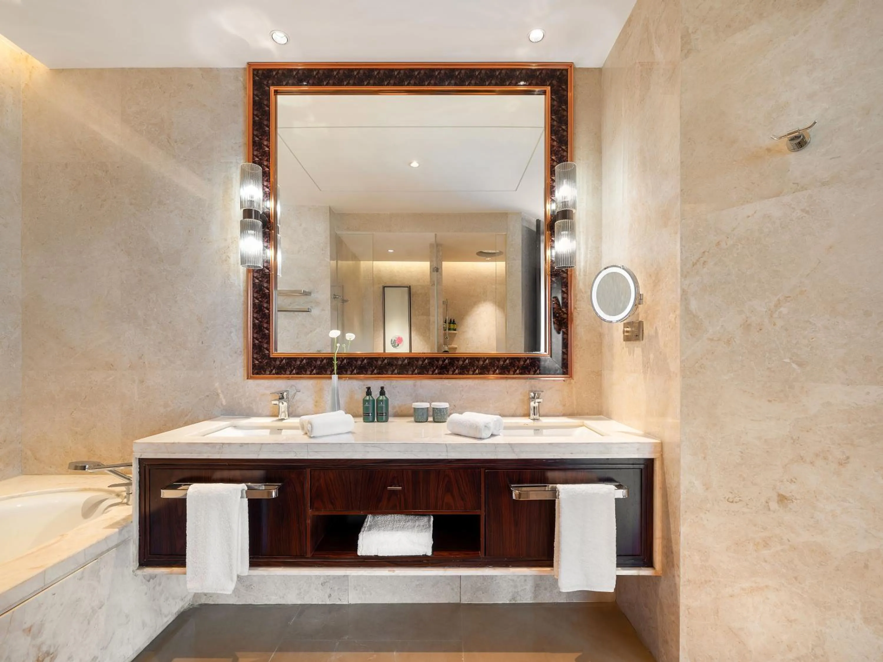 Bathroom in Shangri-La Yiwu