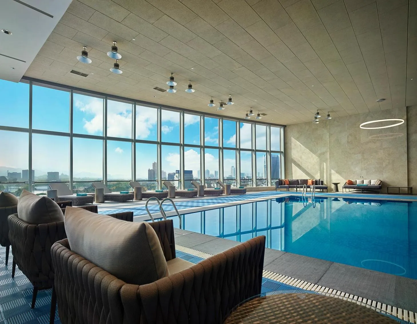 Swimming pool in Shangri-La Yiwu