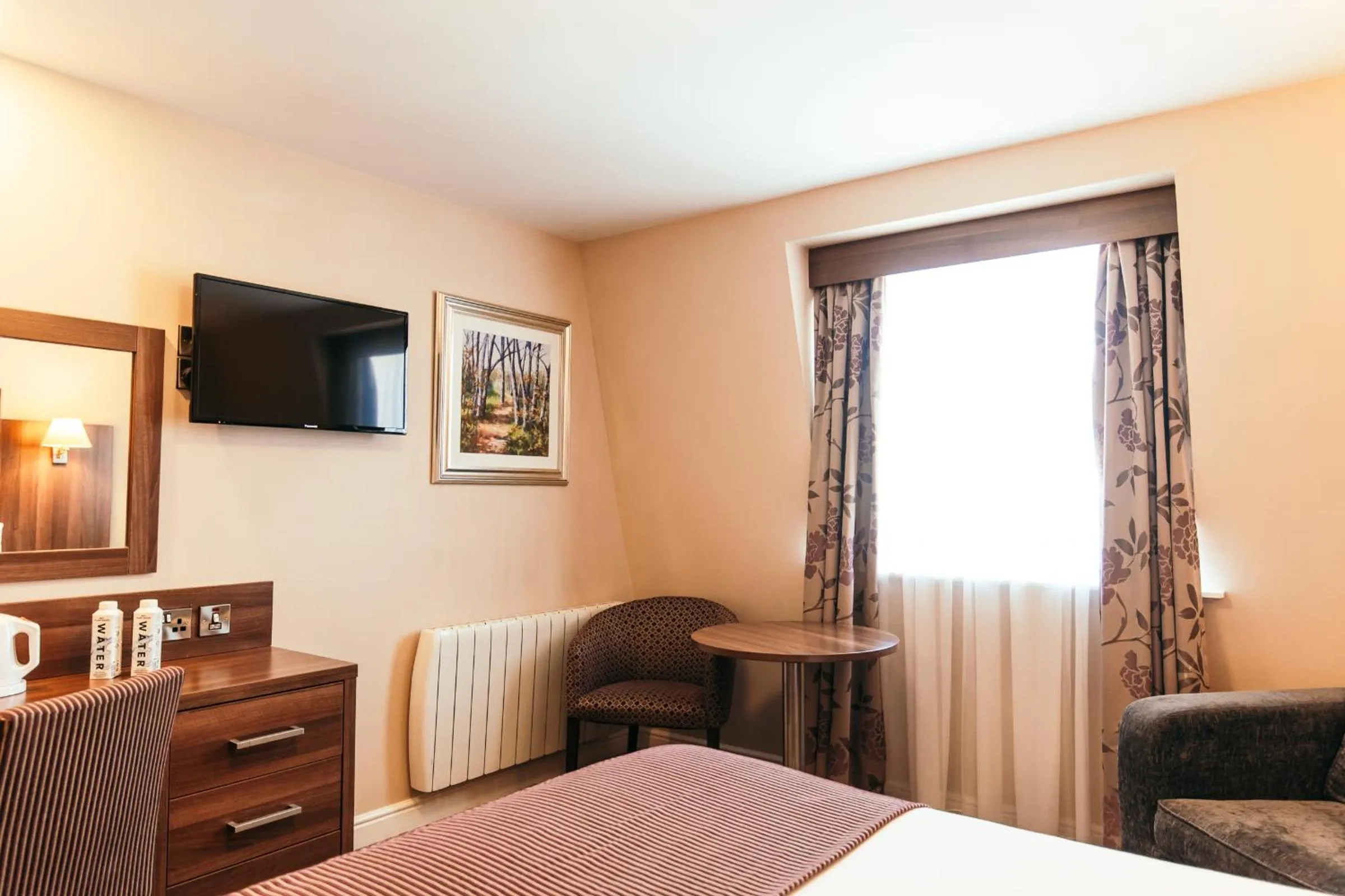 Bedroom, Bed in Dillon’s Hotel