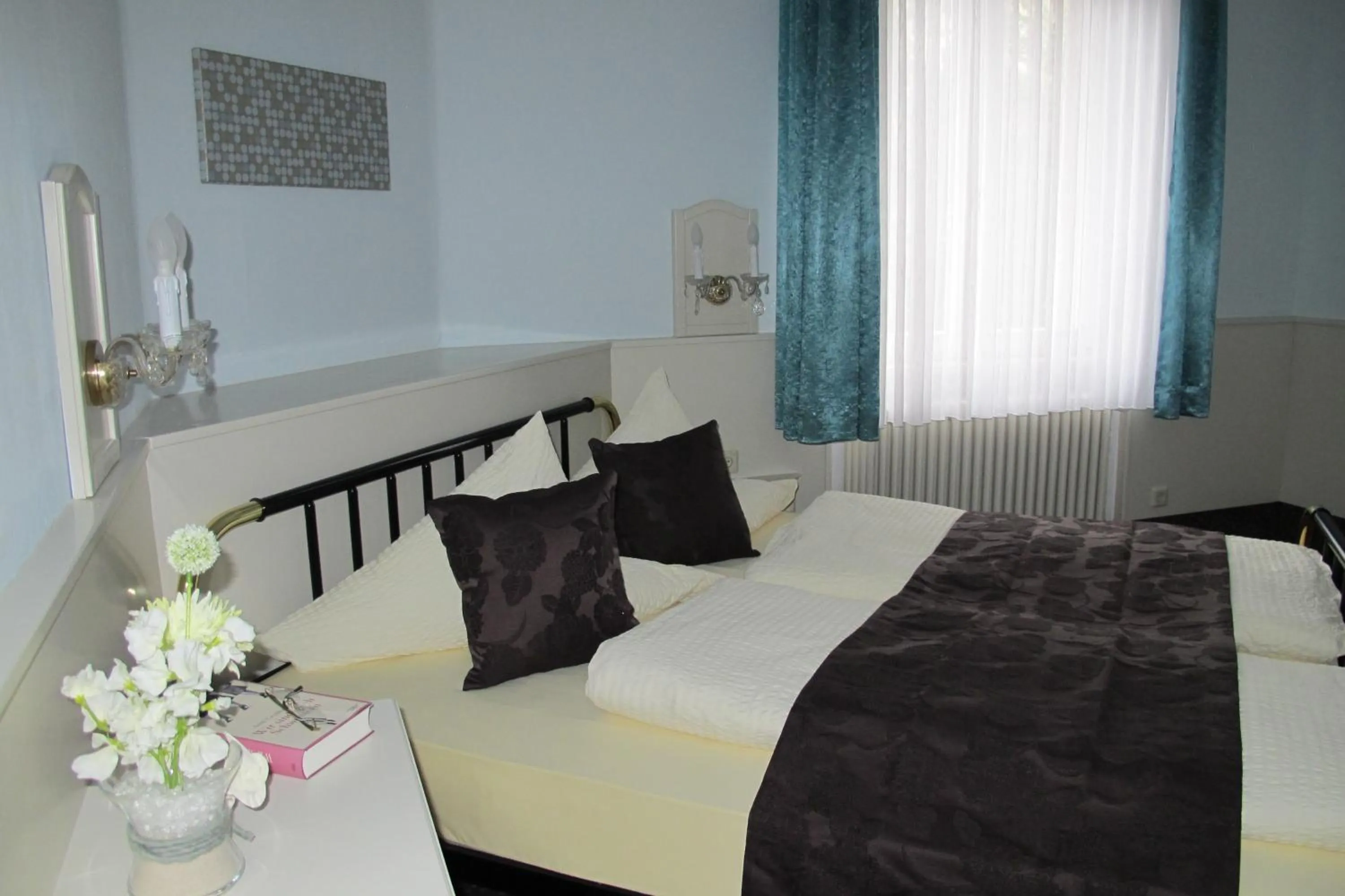 Photo of the whole room, Bed in Hotel Anlage Heidelberg