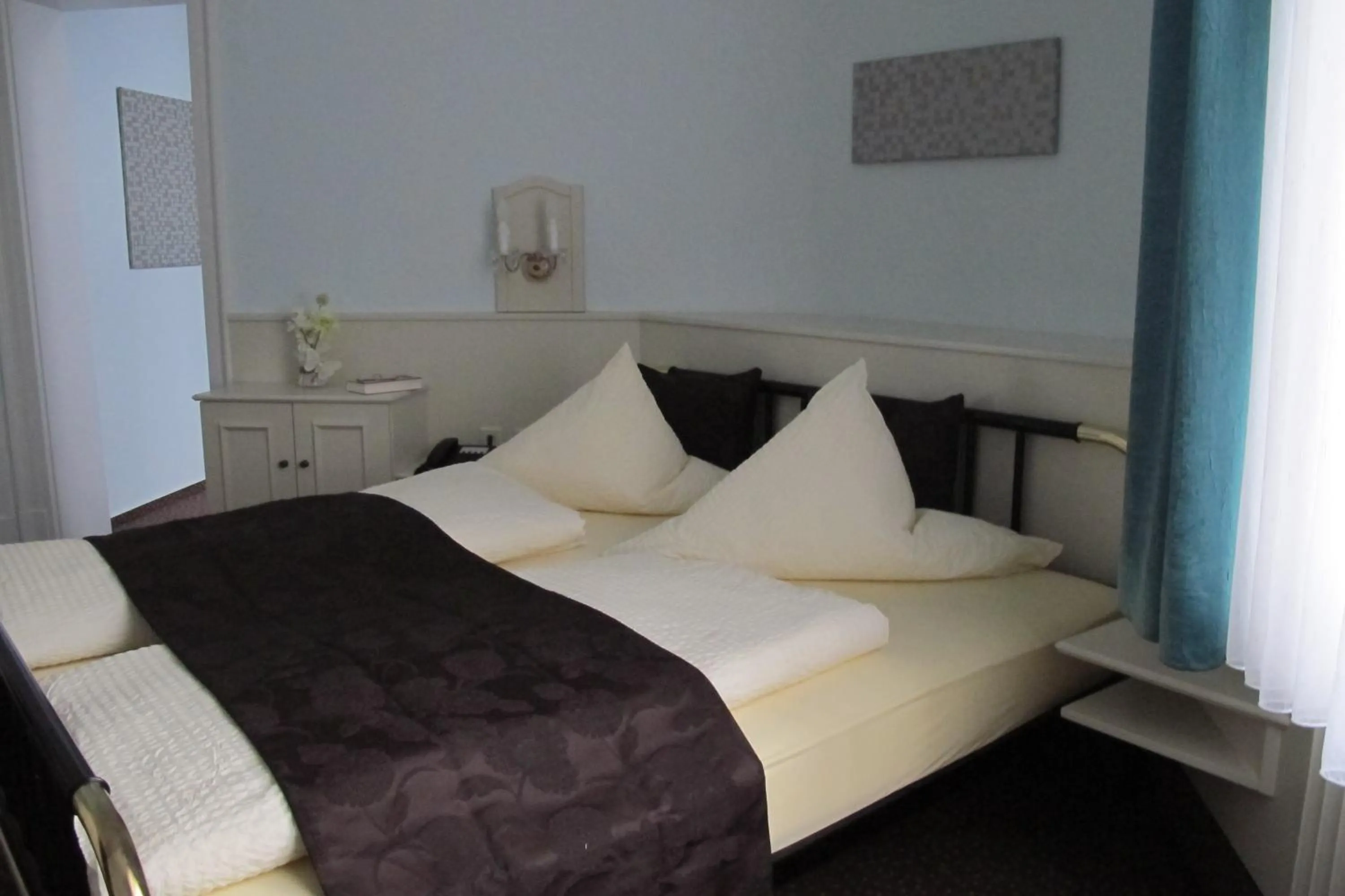 Photo of the whole room, Bed in Hotel Anlage Heidelberg