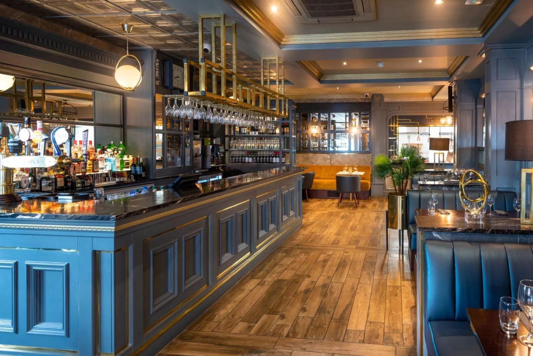 Restaurant/places to eat in Da Vinci's Hotel