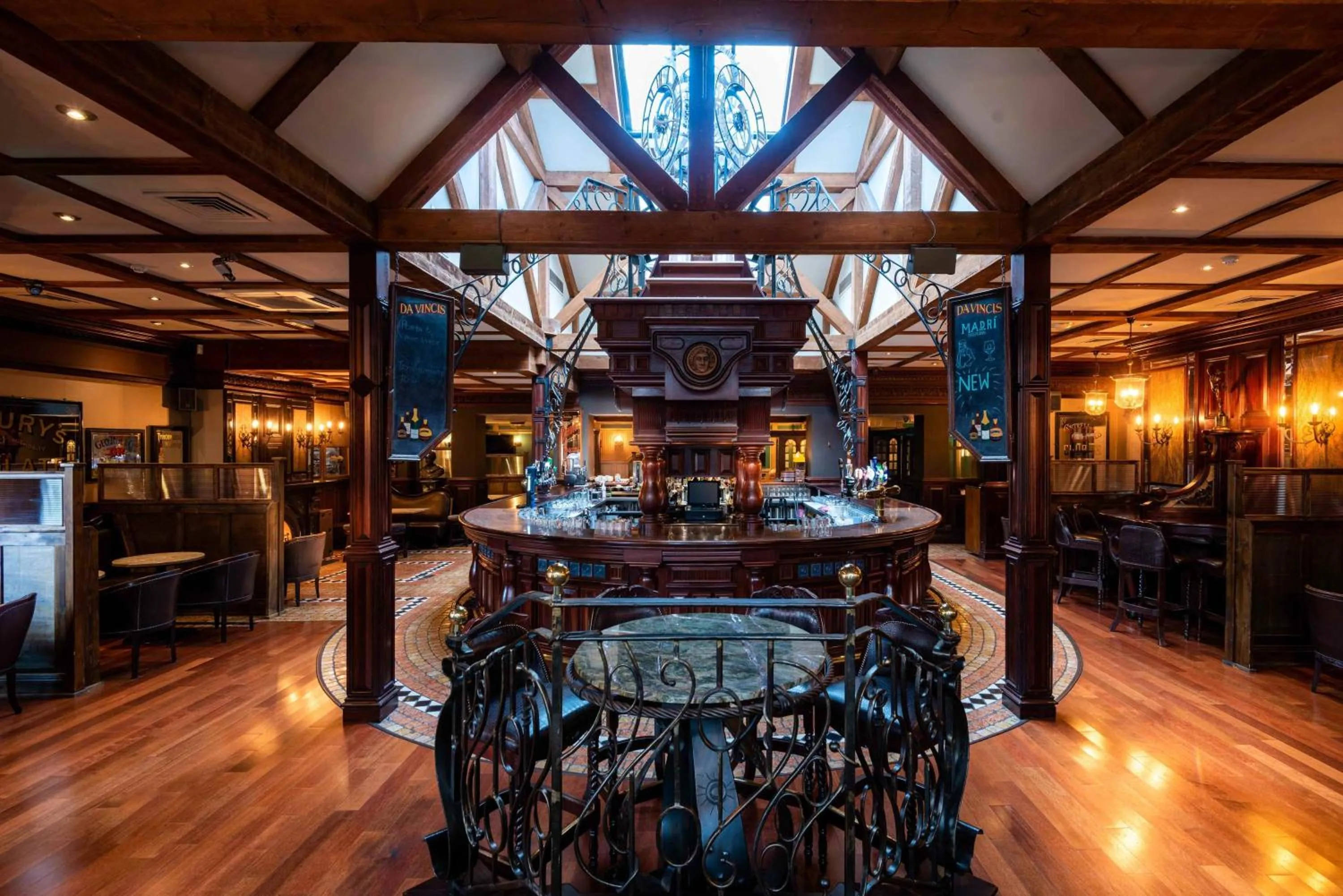 Restaurant/places to eat in Da Vinci's Hotel