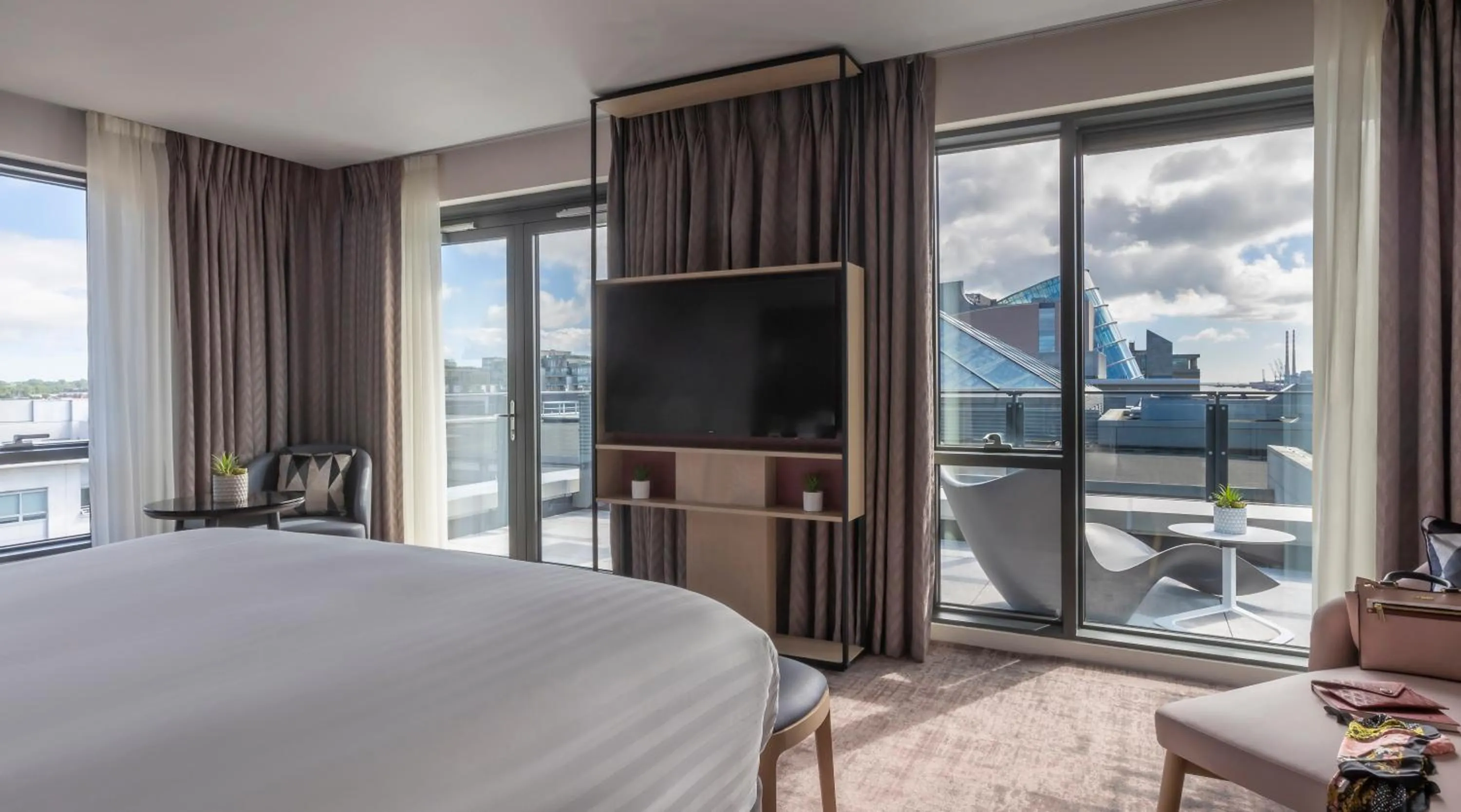 River view, Bed in The Spencer Hotel