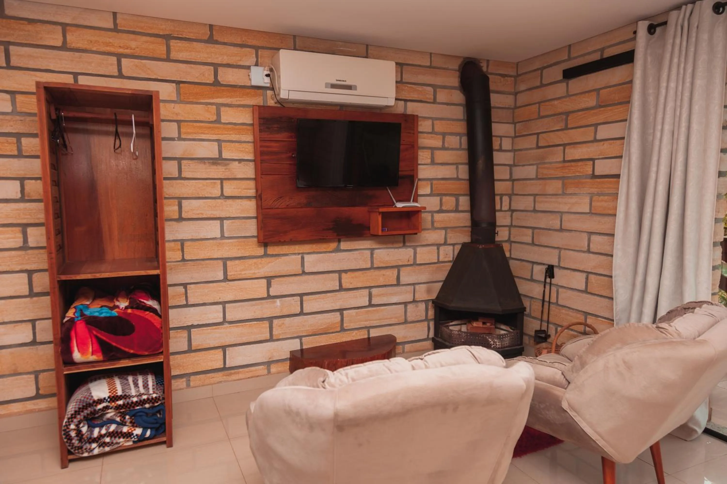 Communal lounge/ TV room in Pousada Água dos Canyons