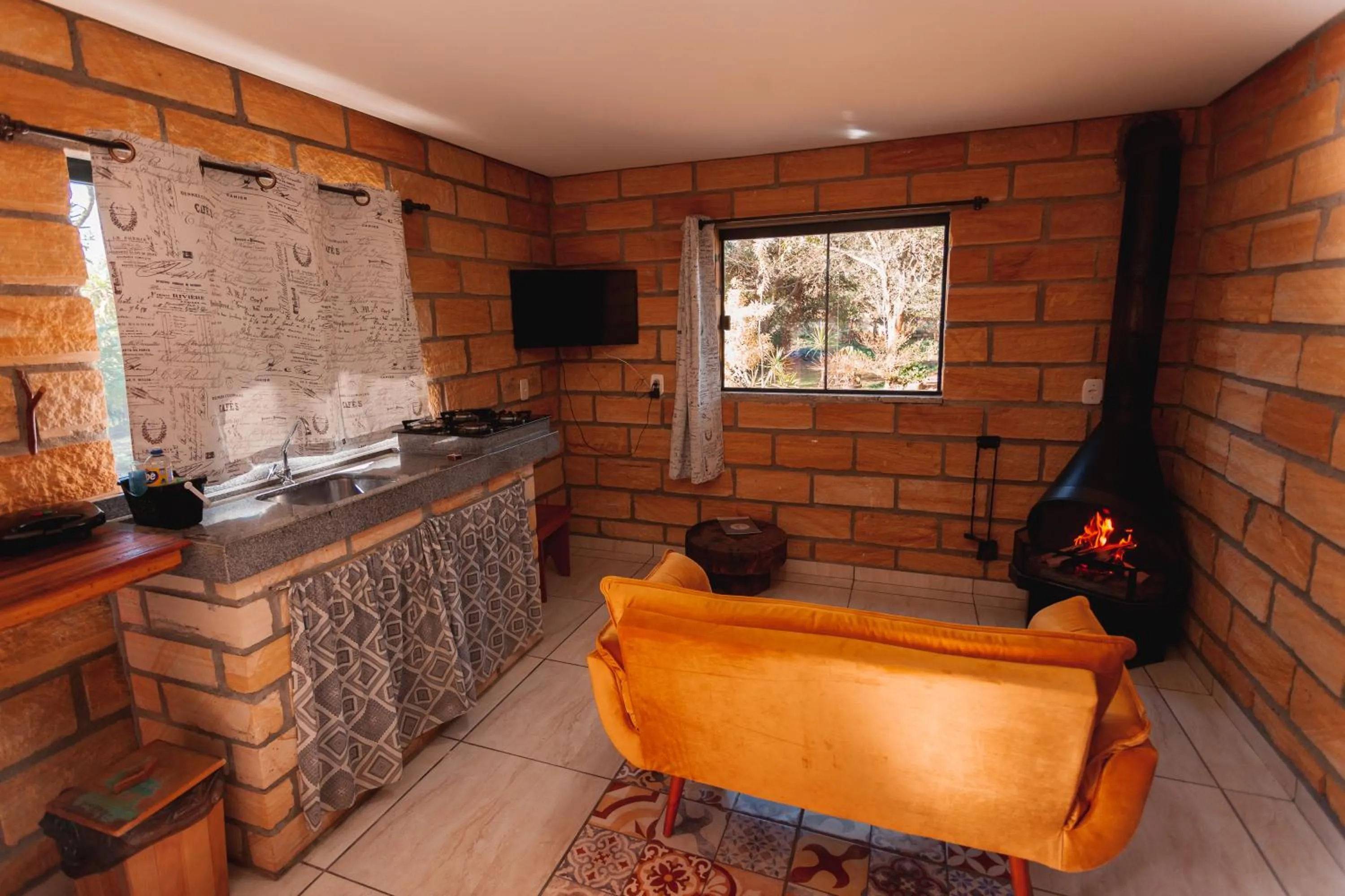 Communal lounge/ TV room in Pousada Água dos Canyons