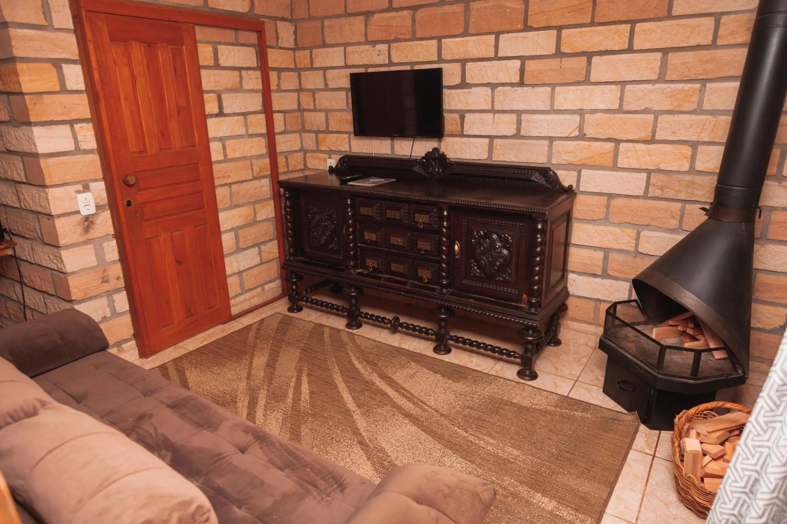 Communal lounge/ TV room in Pousada Água dos Canyons