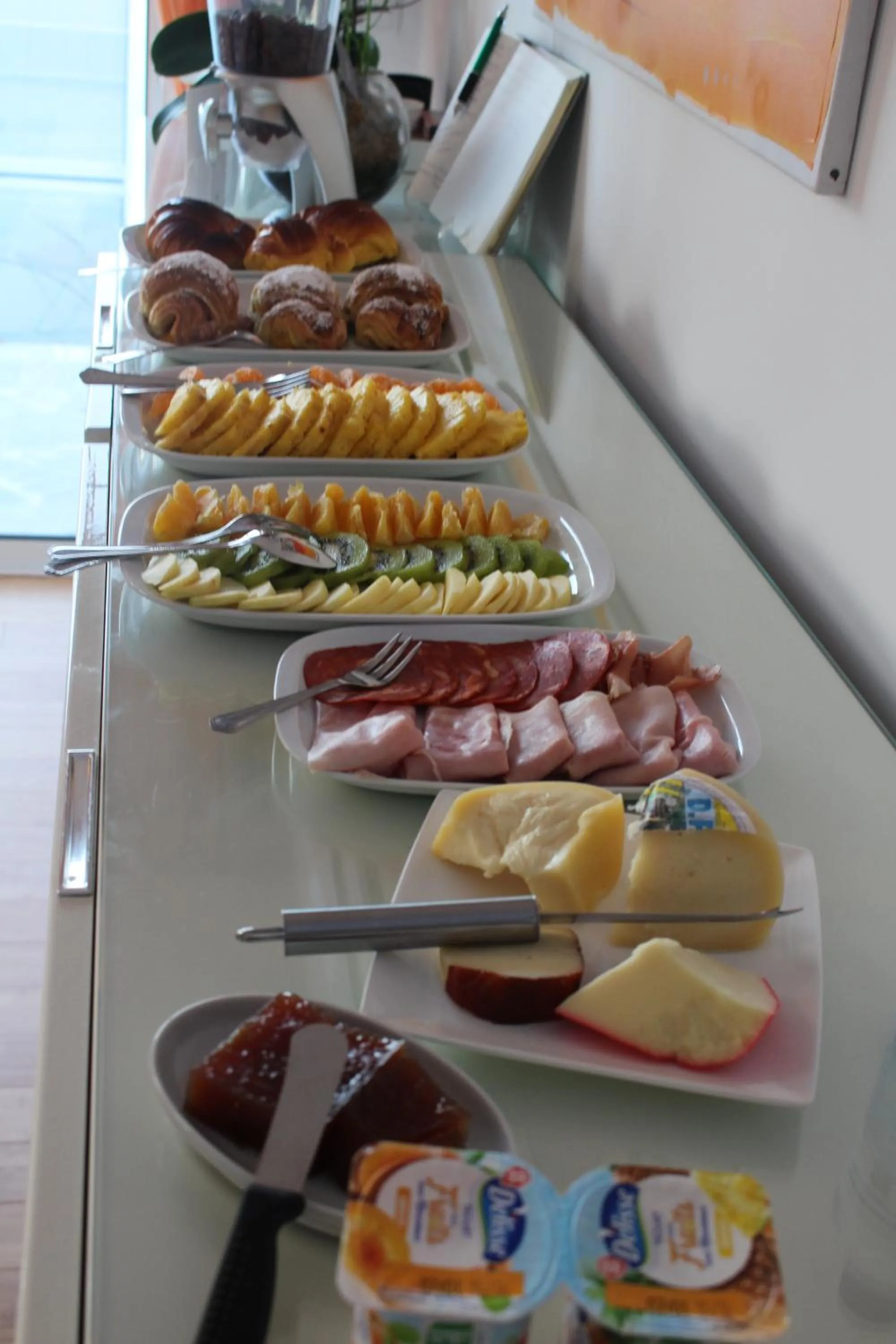 Buffet breakfast in B&B Villa Vale Flores