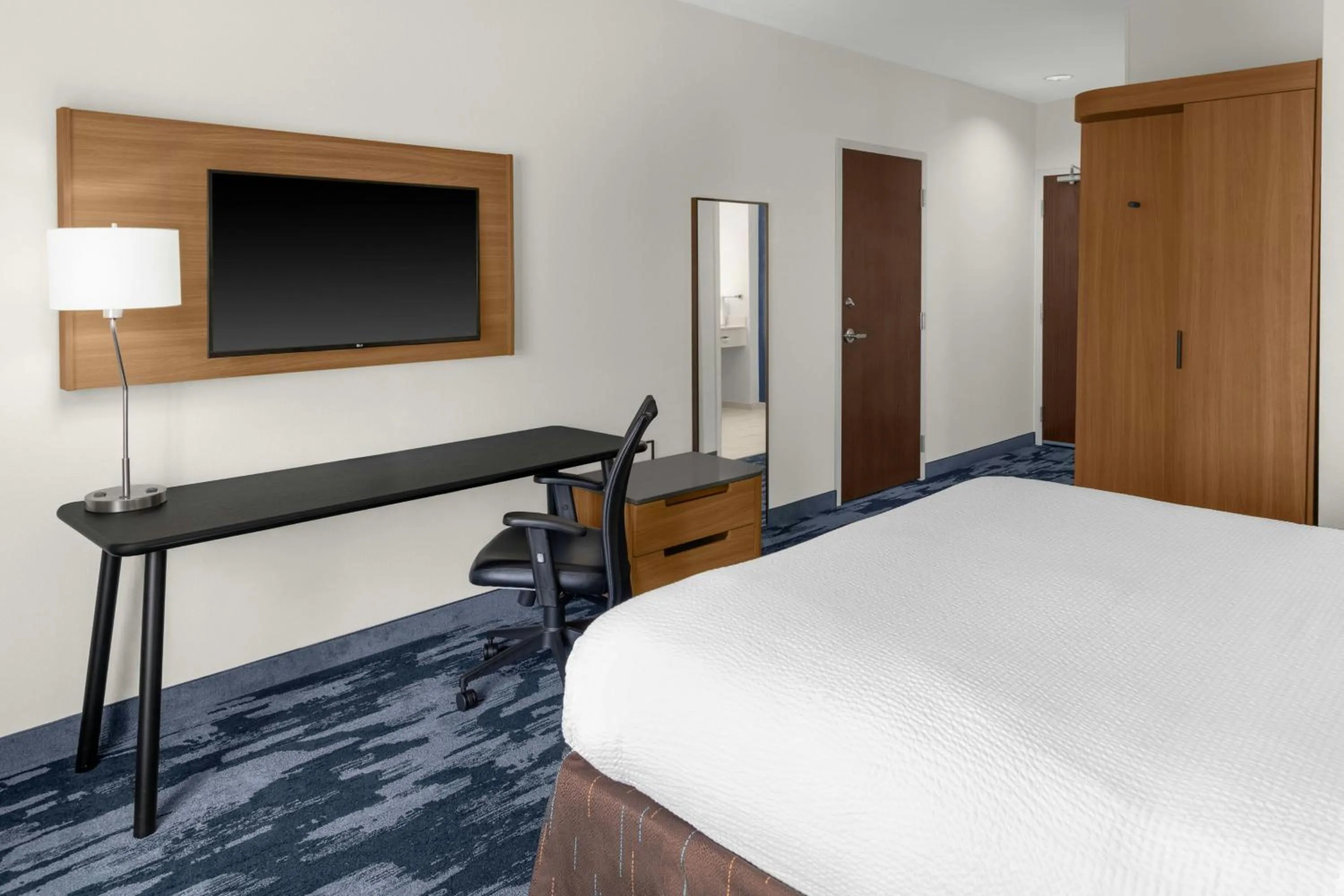 Photo of the whole room, Bed in Fairfield Inn & Suites by Marriott Atlanta Acworth