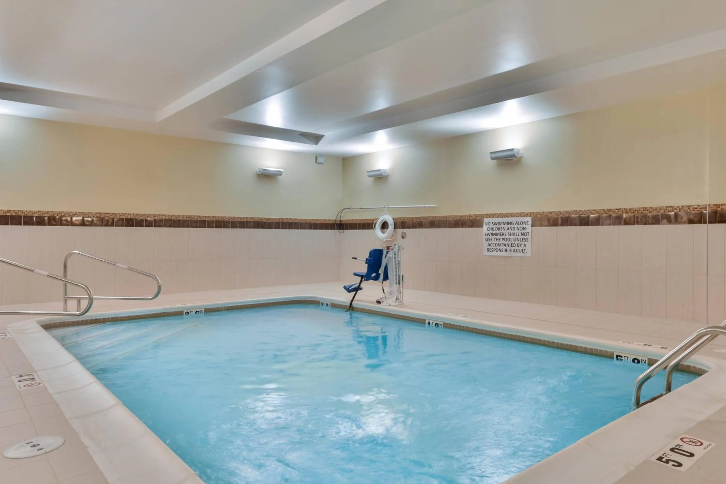 Swimming pool in Courtyard by Marriott St Louis Chesterfield