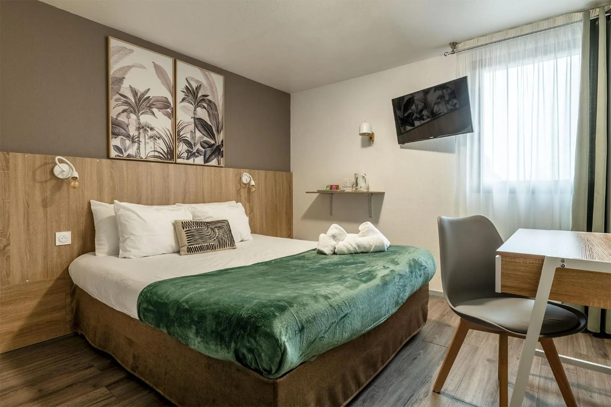 Photo of the whole room, Bed in Hôtel Le Roxane