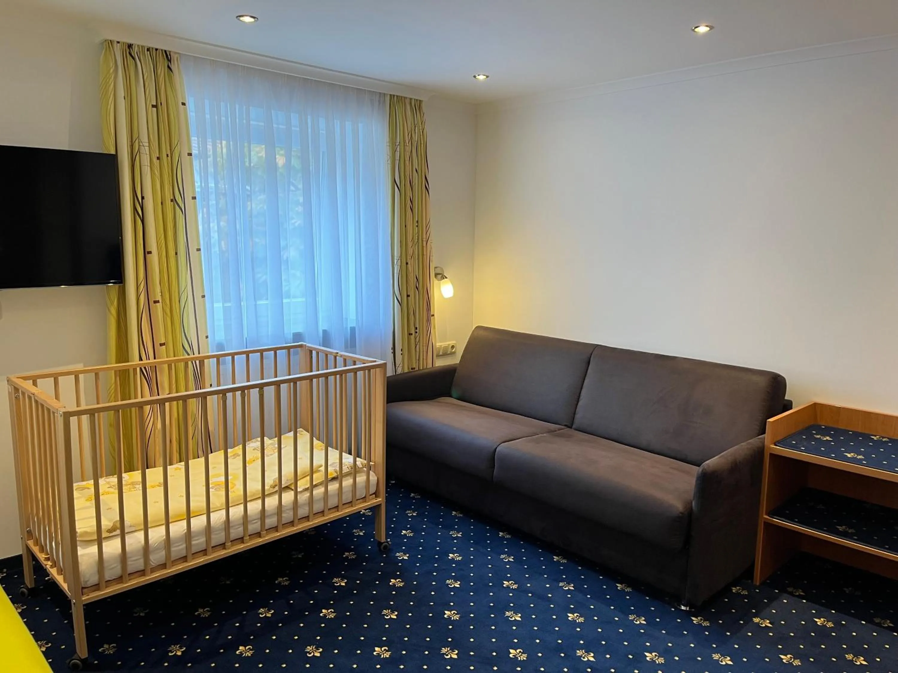 Seating area, Bed in Hotel Post