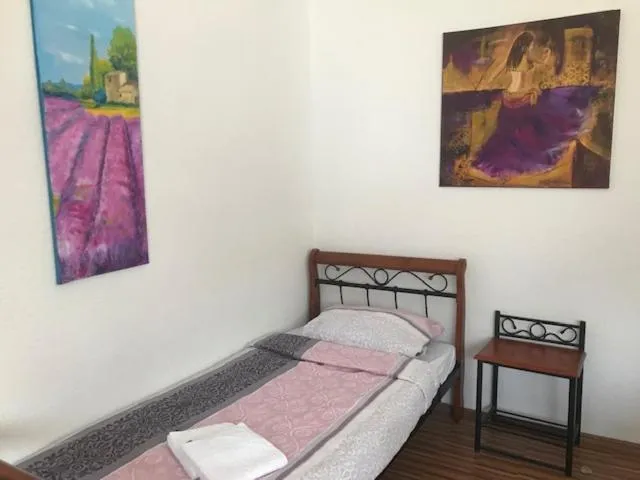 Photo of the whole room, Bed in Die Werkstatt