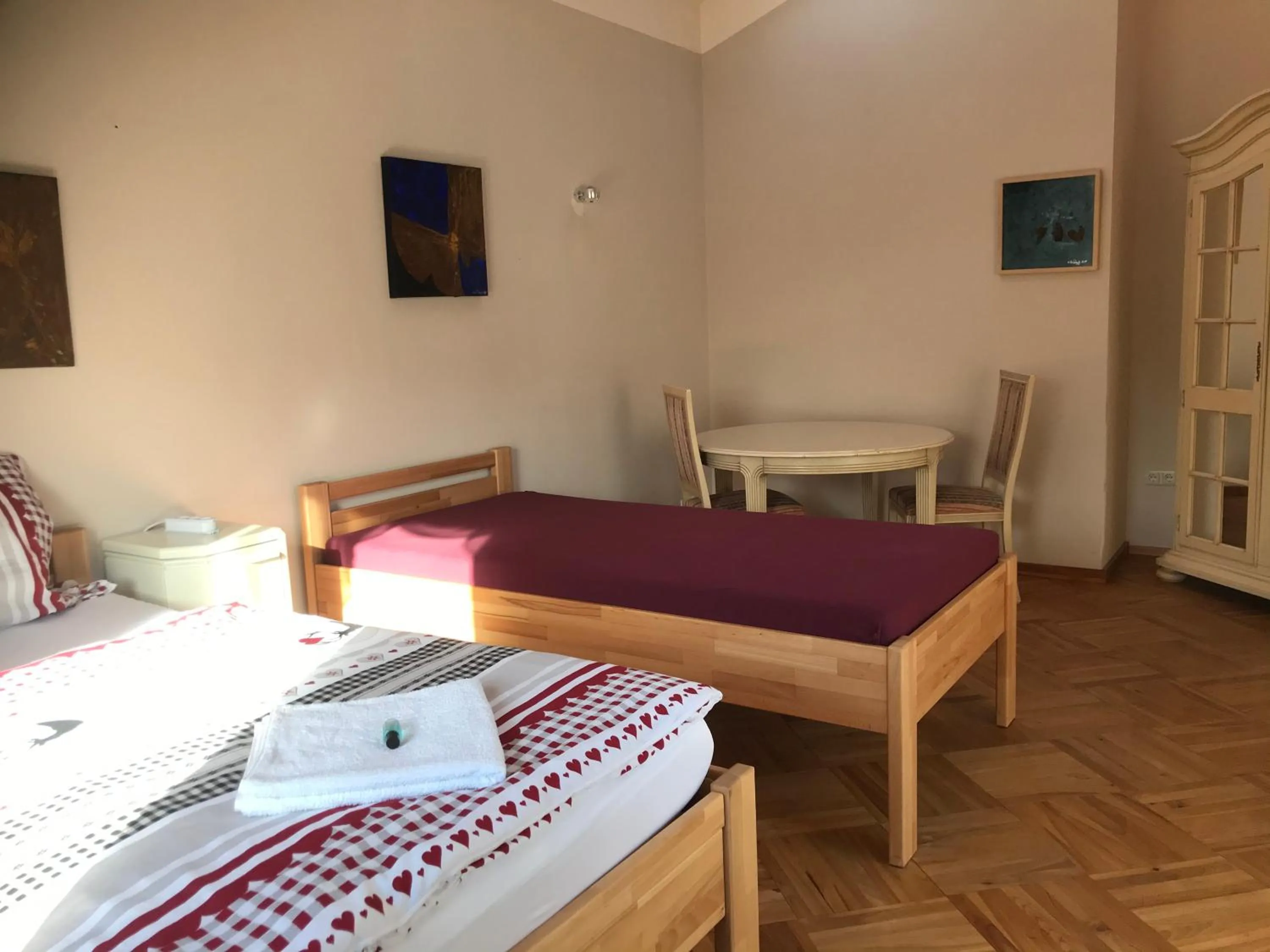 Photo of the whole room, Bed in Die Werkstatt