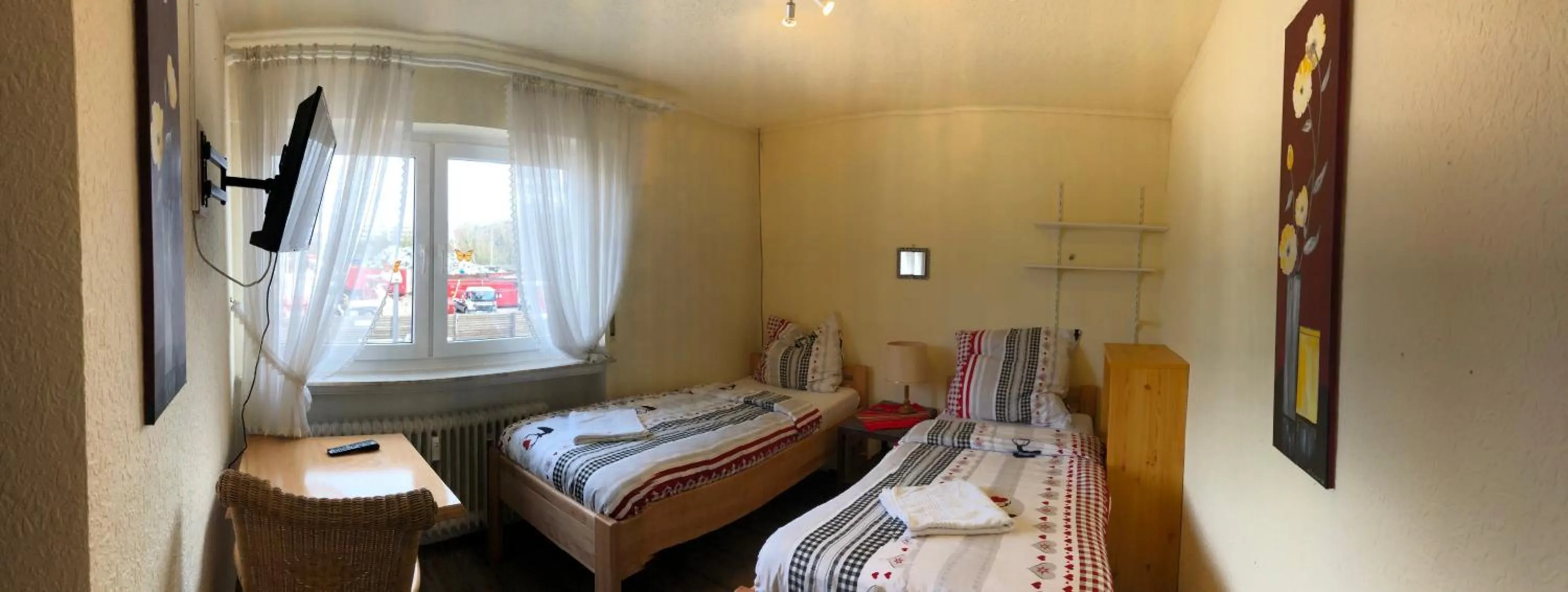 Photo of the whole room, Bed in Die Werkstatt