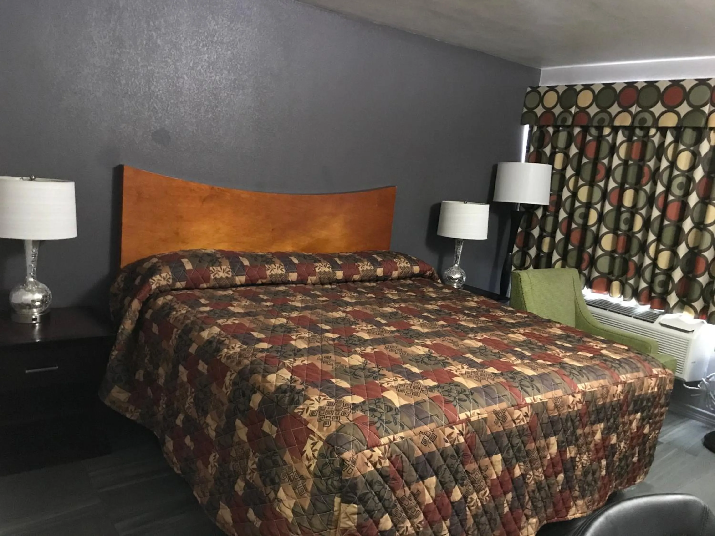 Bed in Budget Inn & Suites