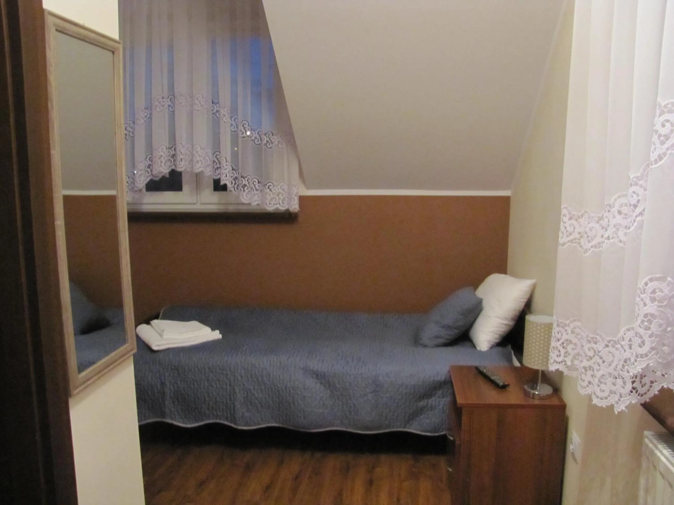 Photo of the whole room, Bed in Heveliusz