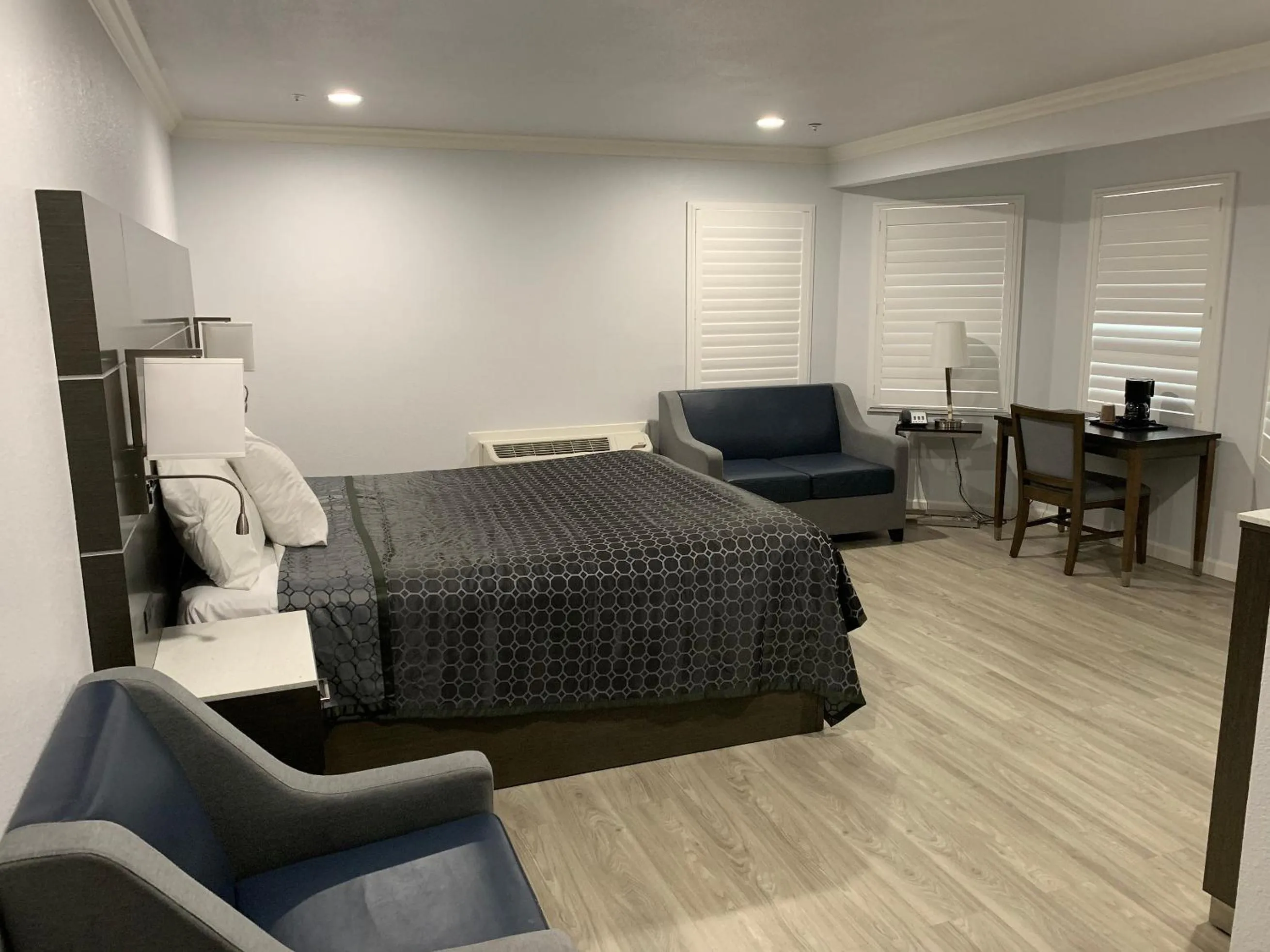 Bed in Mirage Inn & Suites