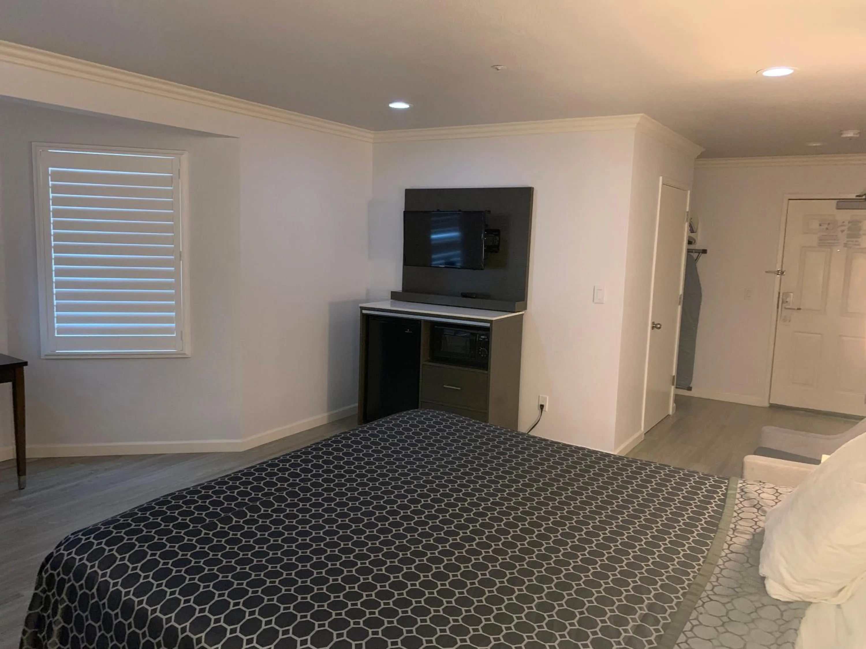 Bed in Mirage Inn & Suites