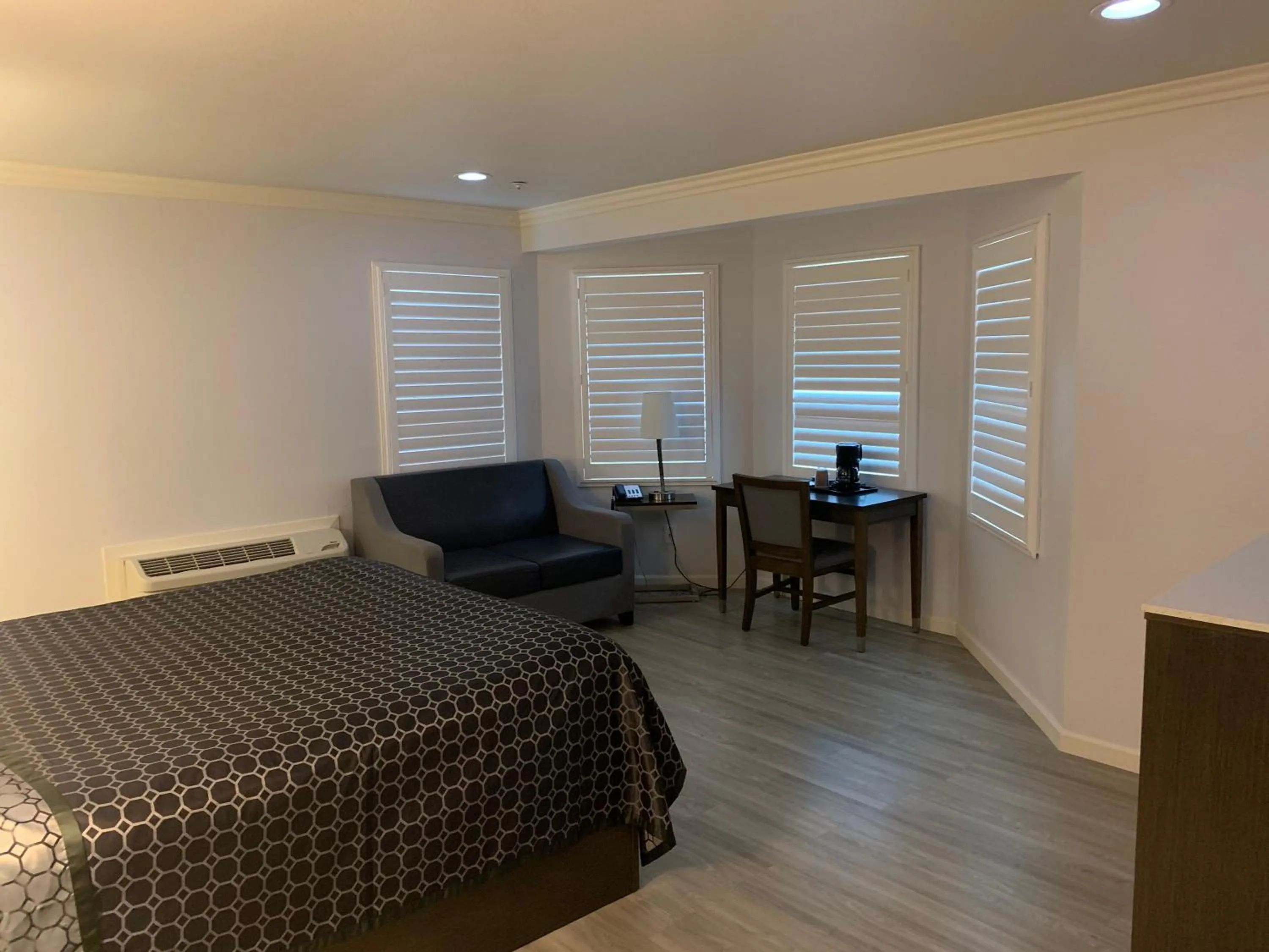 Bed in Mirage Inn & Suites