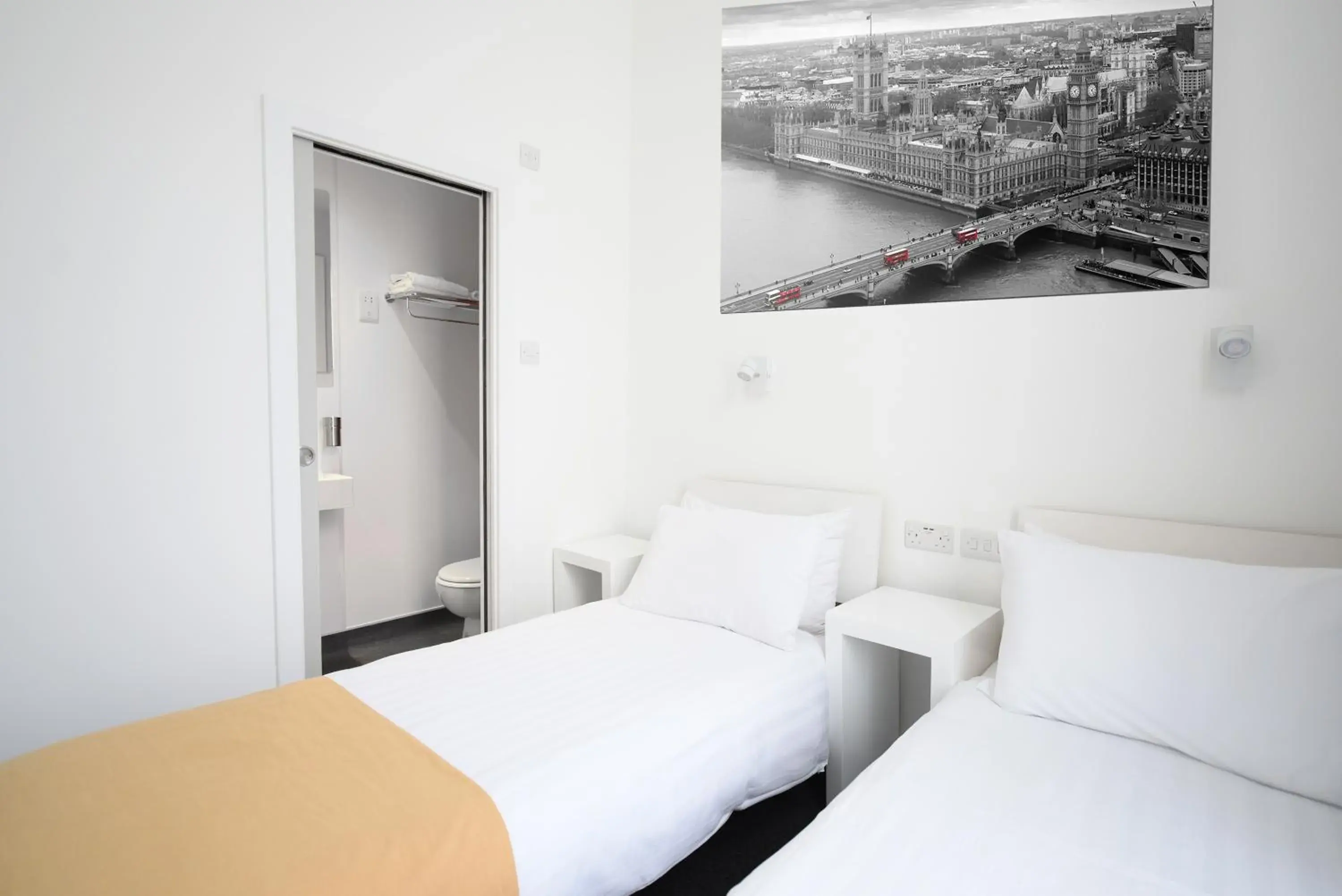 Twin Room in Hotel Meridiana Twin Room in Hotel Meridiana