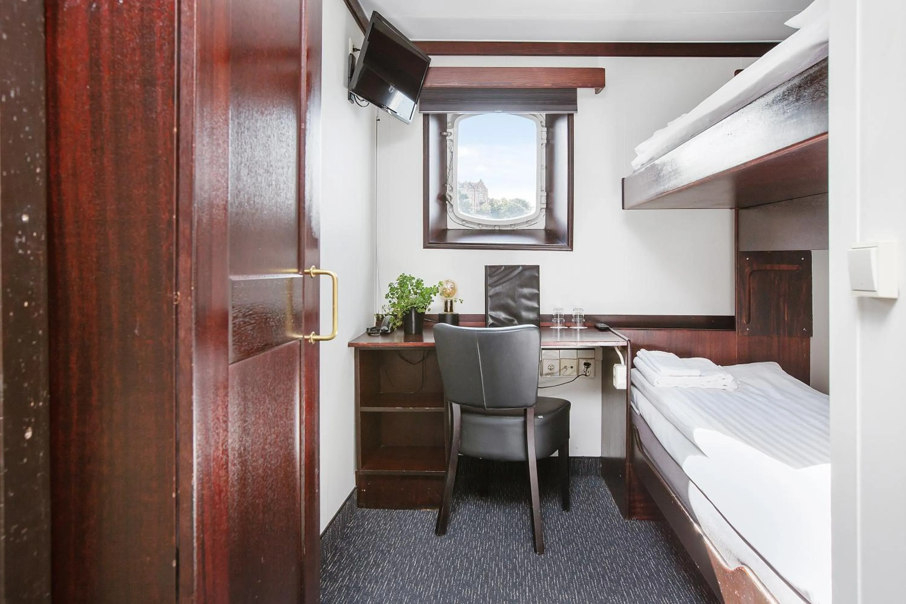 Bed in Mälardrottningen Yacht Hotel