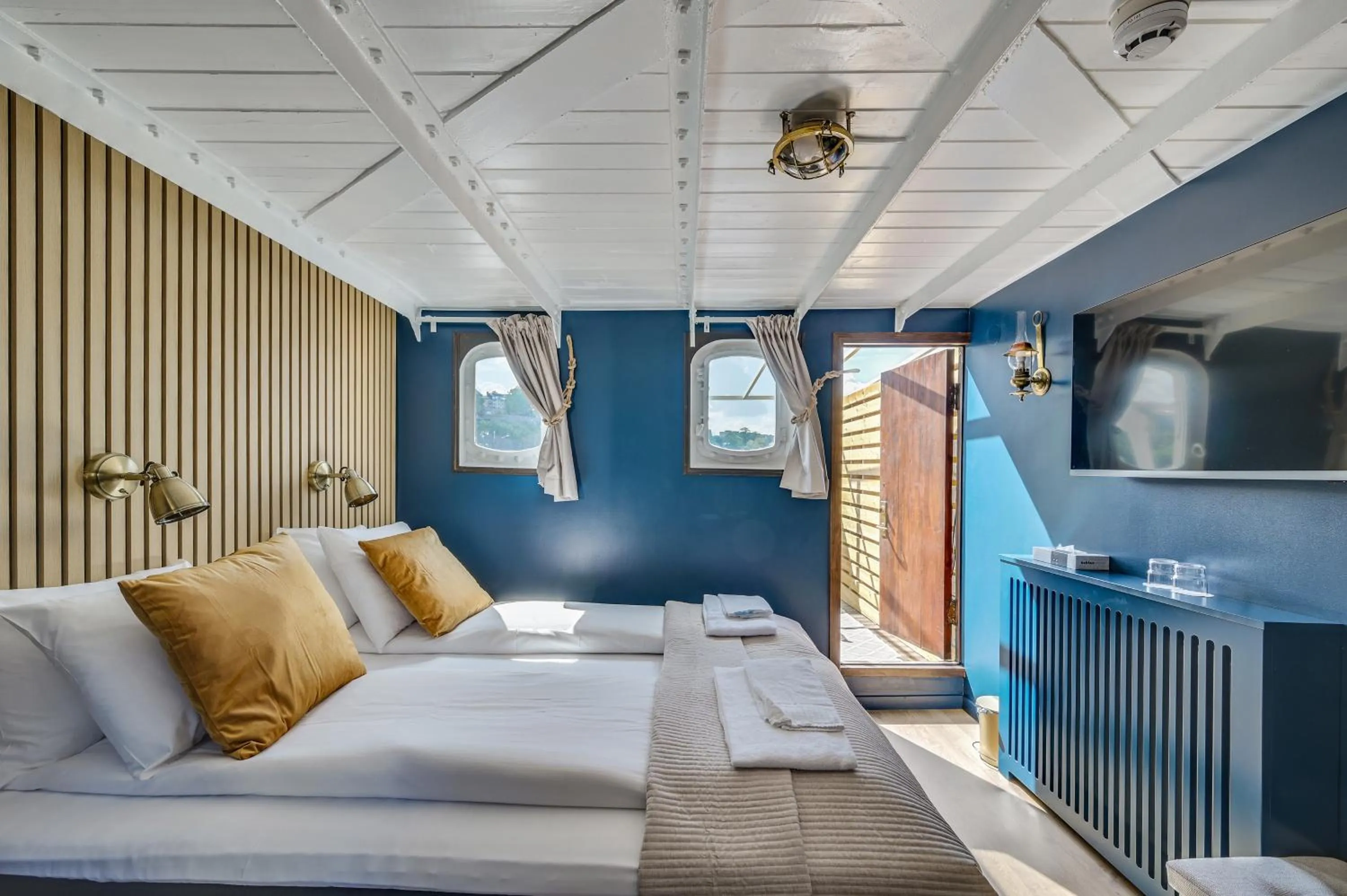 Bed in Mälardrottningen Yacht Hotel