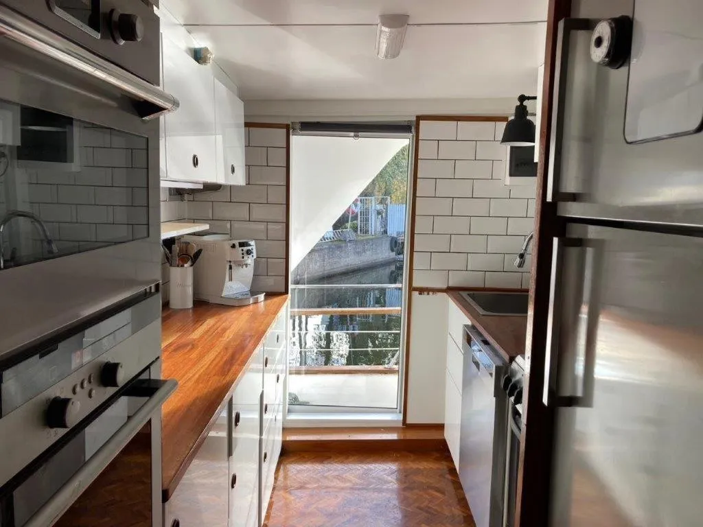 Kitchen or kitchenette in Mälardrottningen Yacht Hotel
