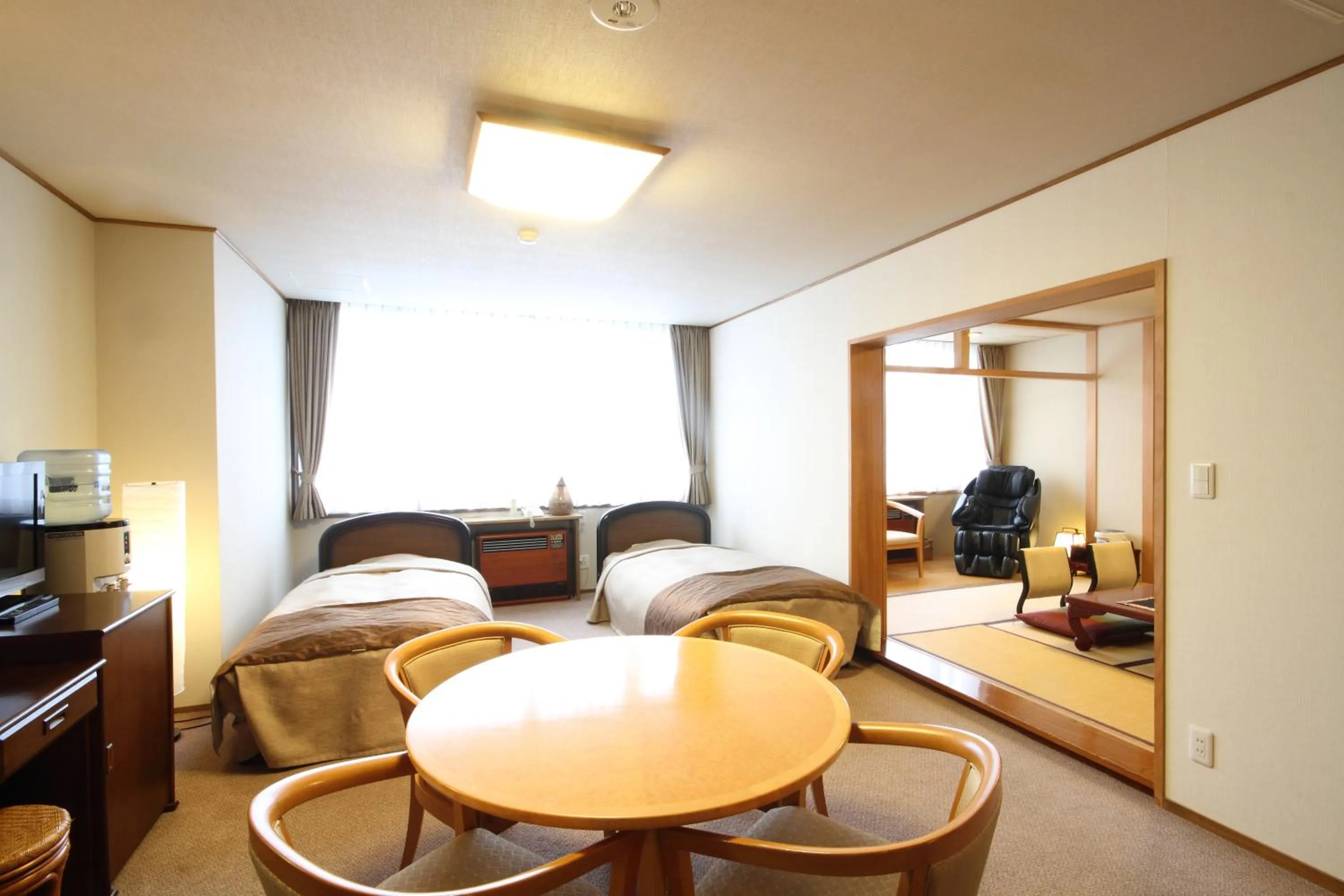 Communal lounge/ TV room, Bed in Yutorelo Toyako