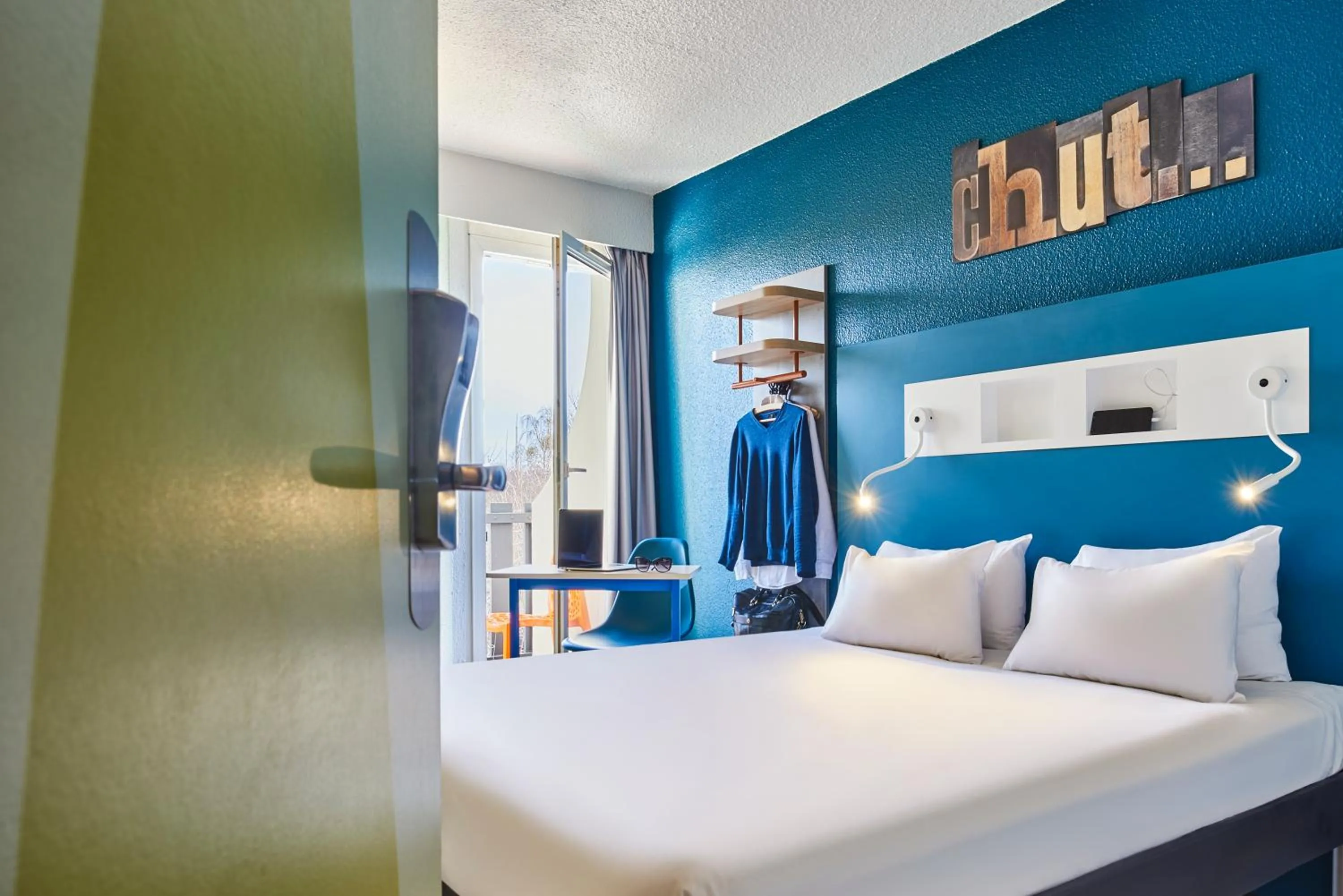 Property building, Bed in ibis budget Saint-Ouen-l'Aumône