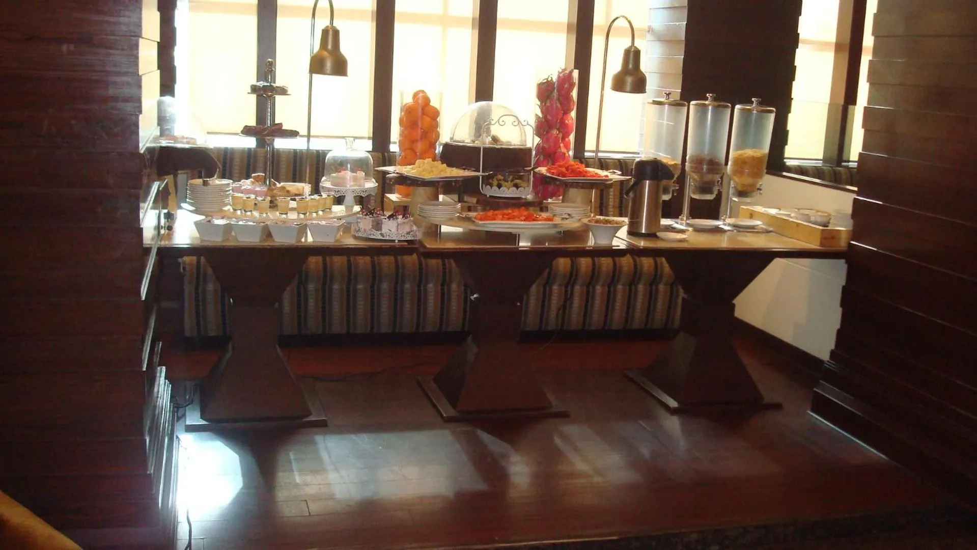 Restaurant/places to eat in Hotel Royal Cliff