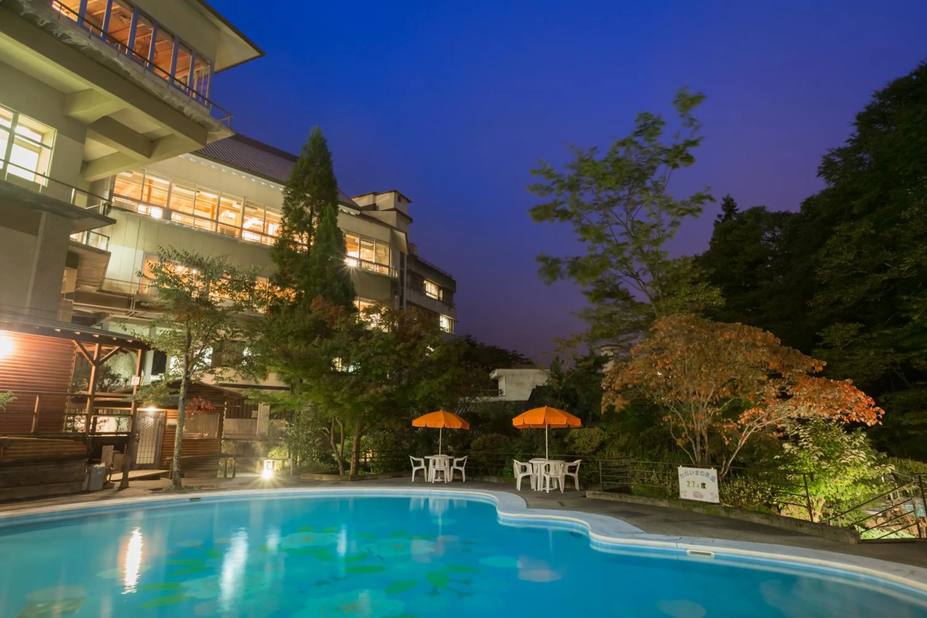 Swimming pool in Shima Tamura