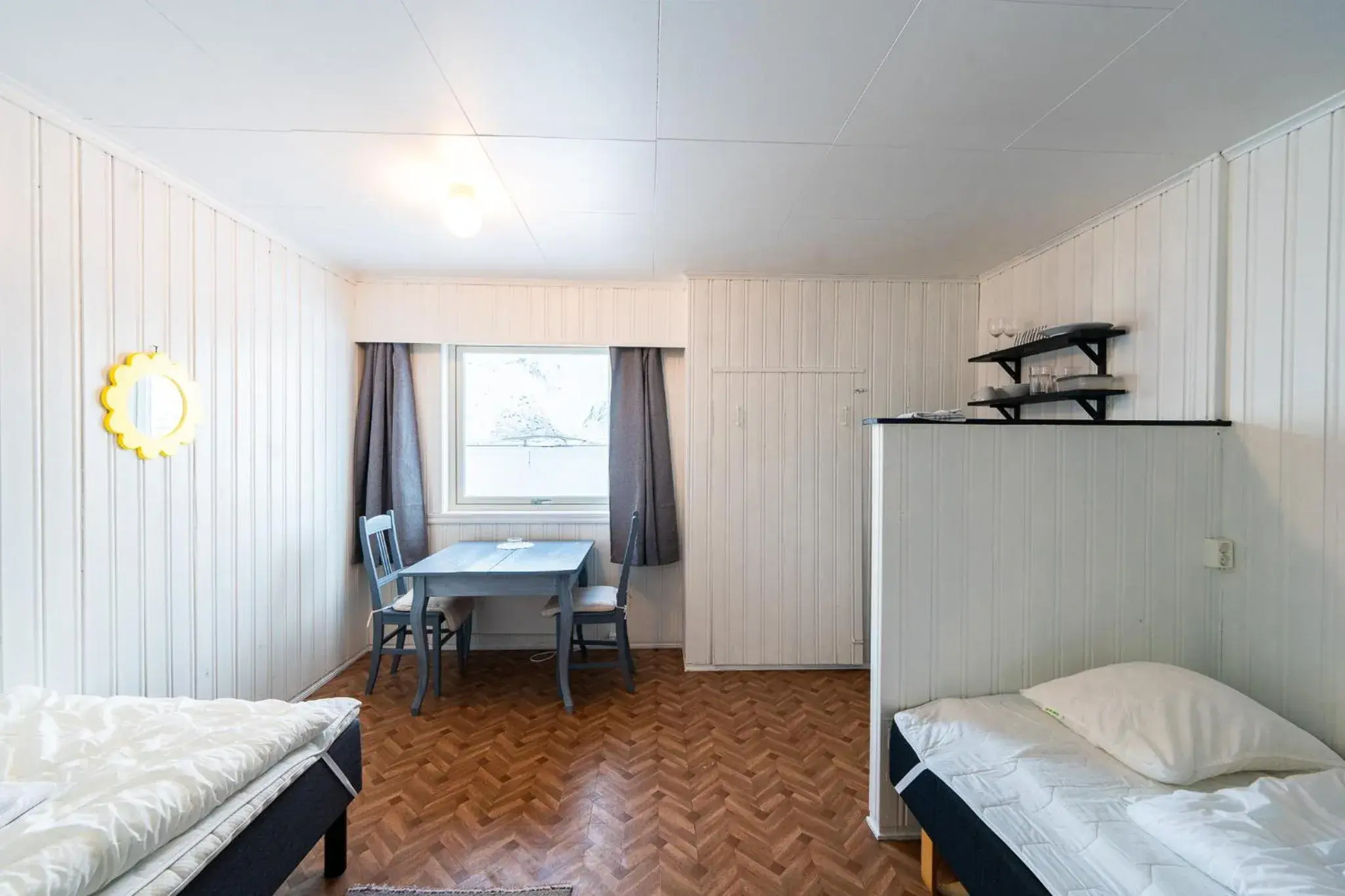Standard Double Room with Kitchen and Shared Bathroom in Lydersen Rorbuer Budget Hostel & Private Apartments Standard Double Room with Kitchen and Shared Bathroom in Lydersen Rorbuer Budget Hostel & Private Apartments