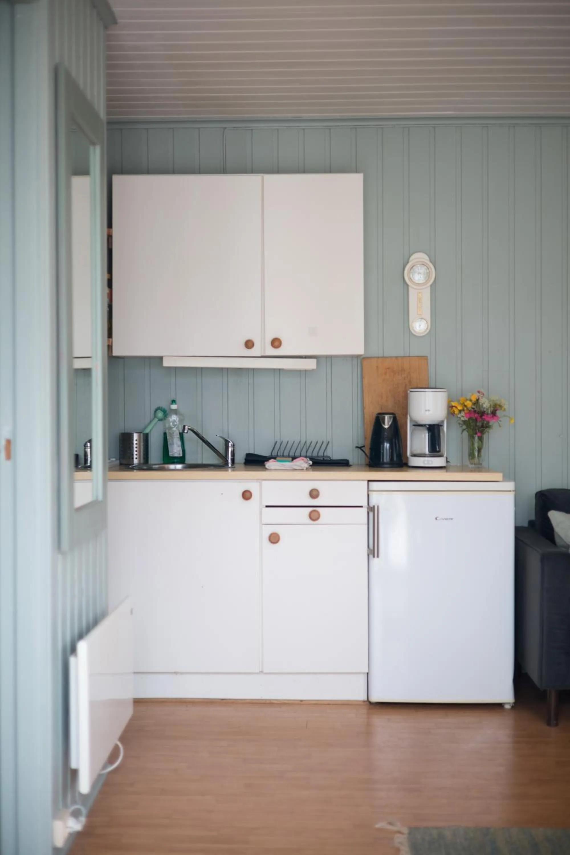 kitchen in Lydersen Rorbuer Budget Hostel & Private Apartments