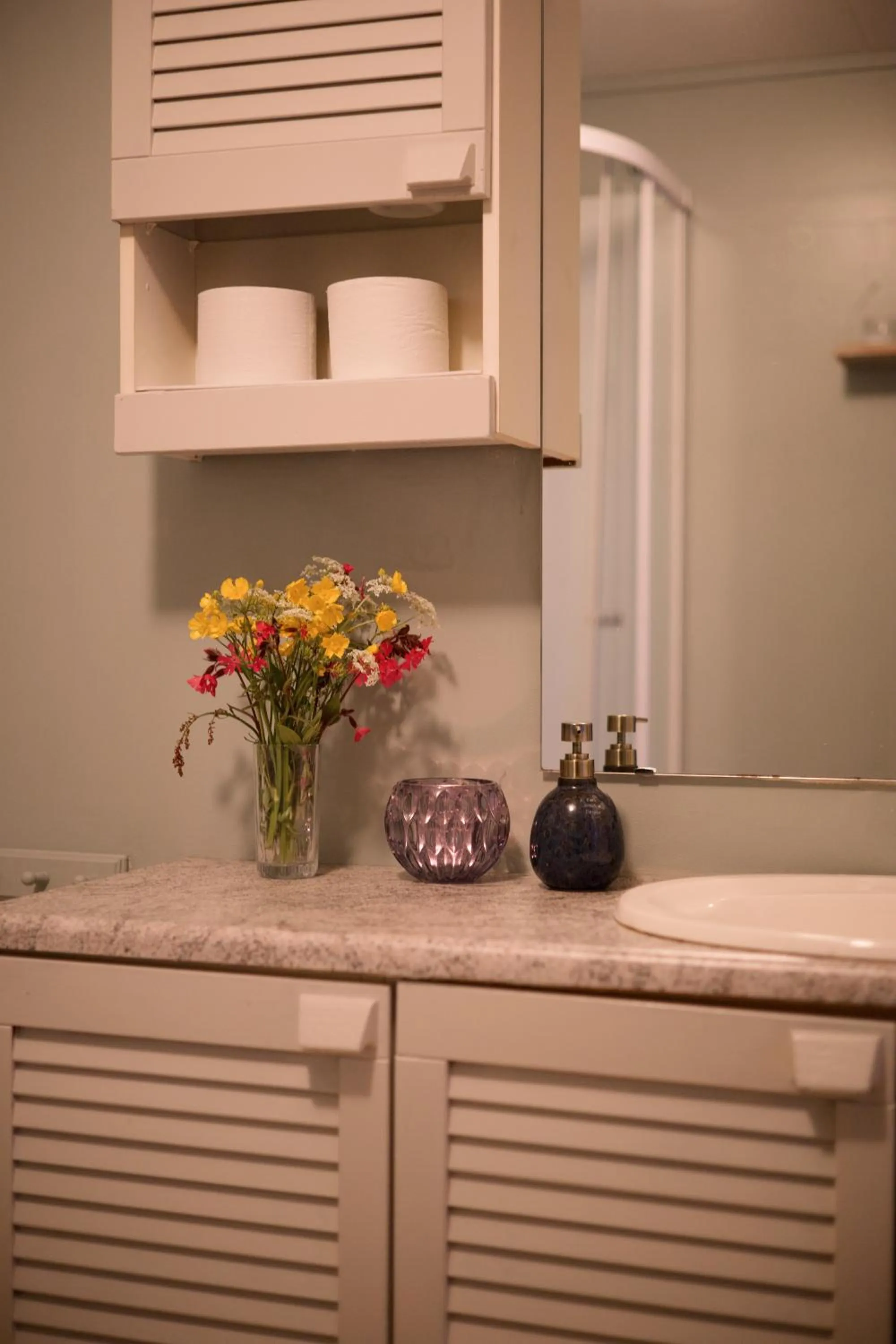 Bathroom in Lydersen Rorbuer Budget Hostel & Private Apartments