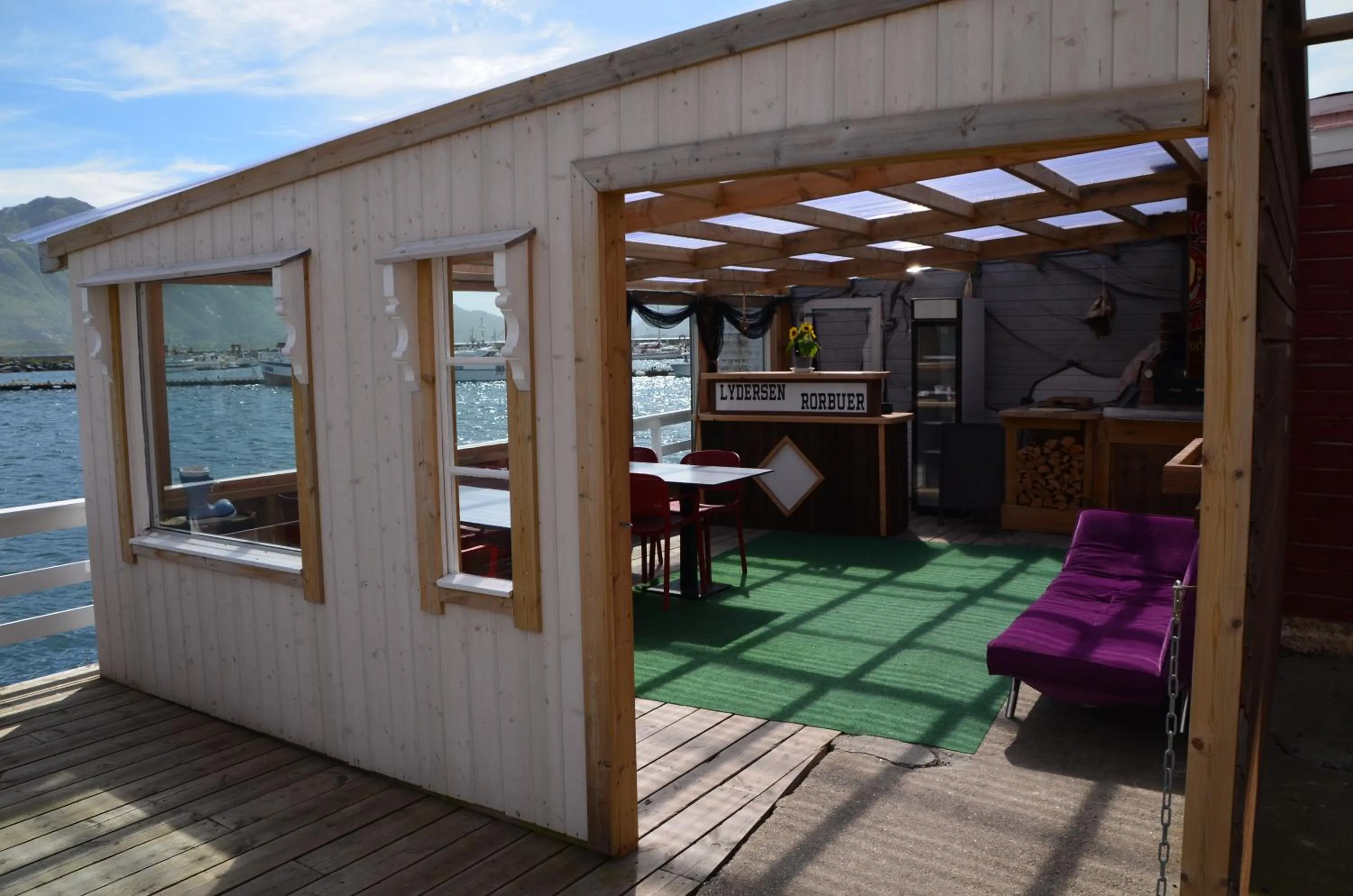 Restaurant/places to eat in Lydersen Rorbuer Budget Hostel & Private Apartments