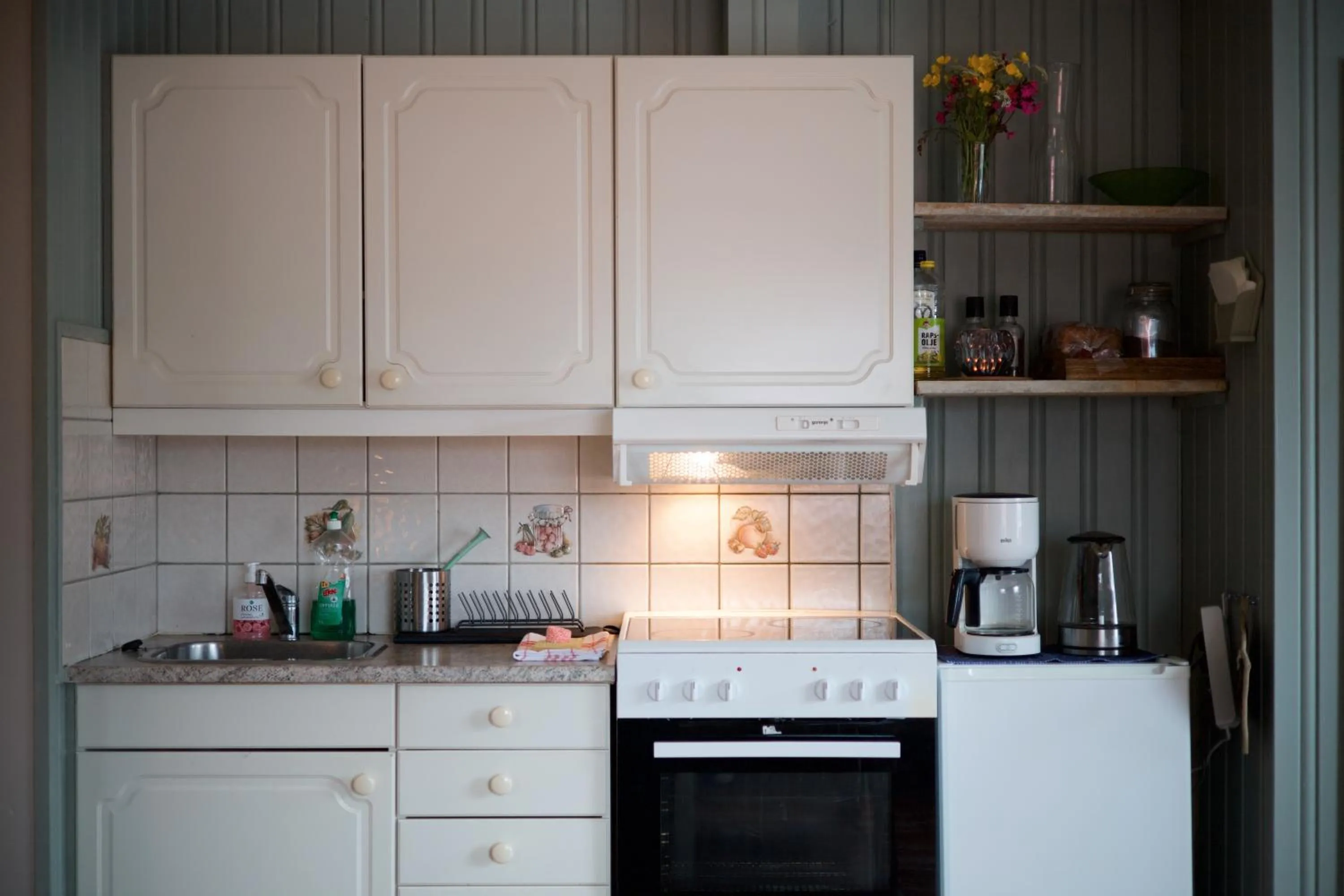 Kitchen or kitchenette in Lydersen Rorbuer Budget Hostel & Private Apartments