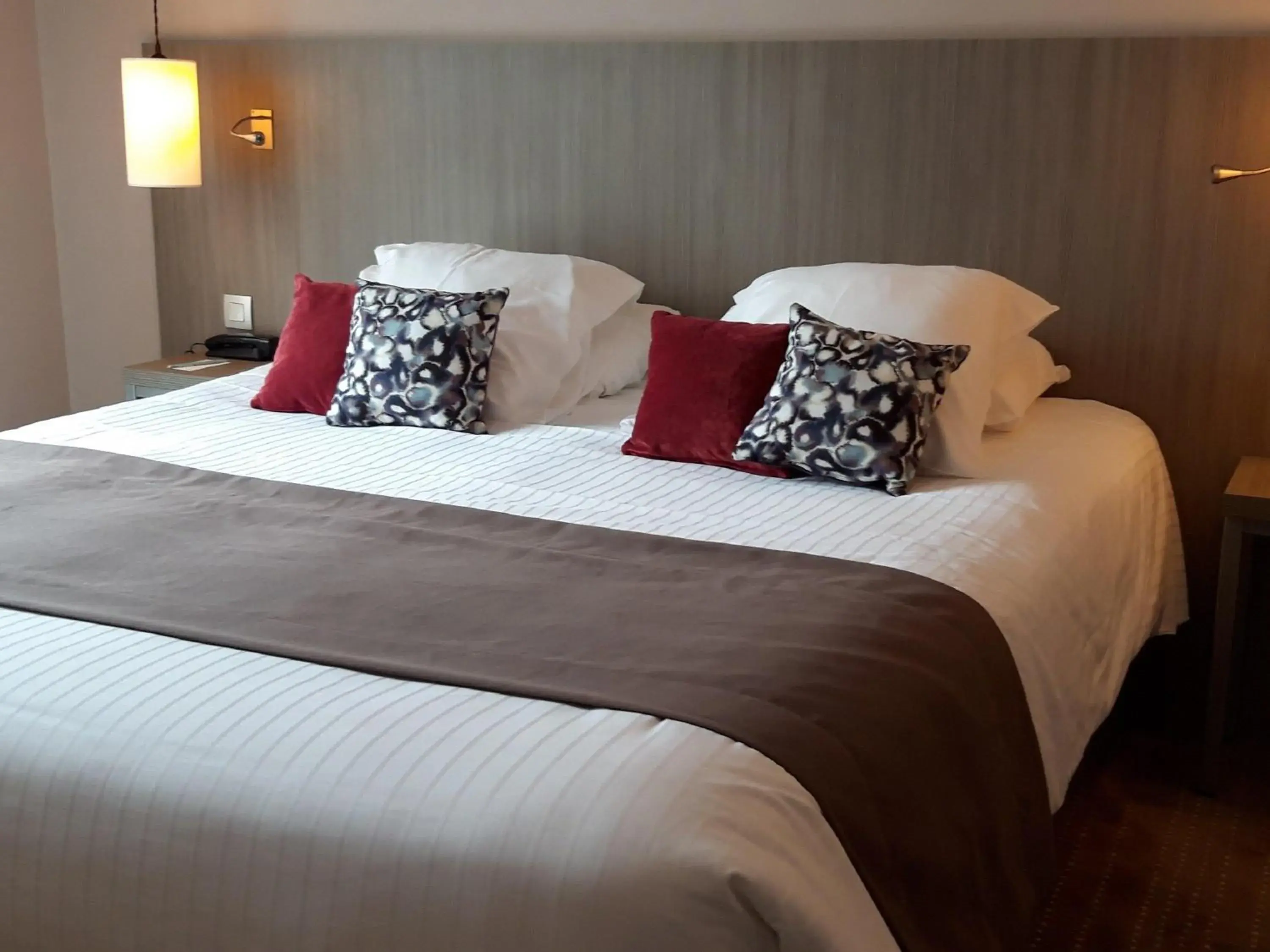 Classic Double Room in Mercure Dinan Port Le Jerzual Classic Double Room in Mercure Dinan Port Le Jerzual