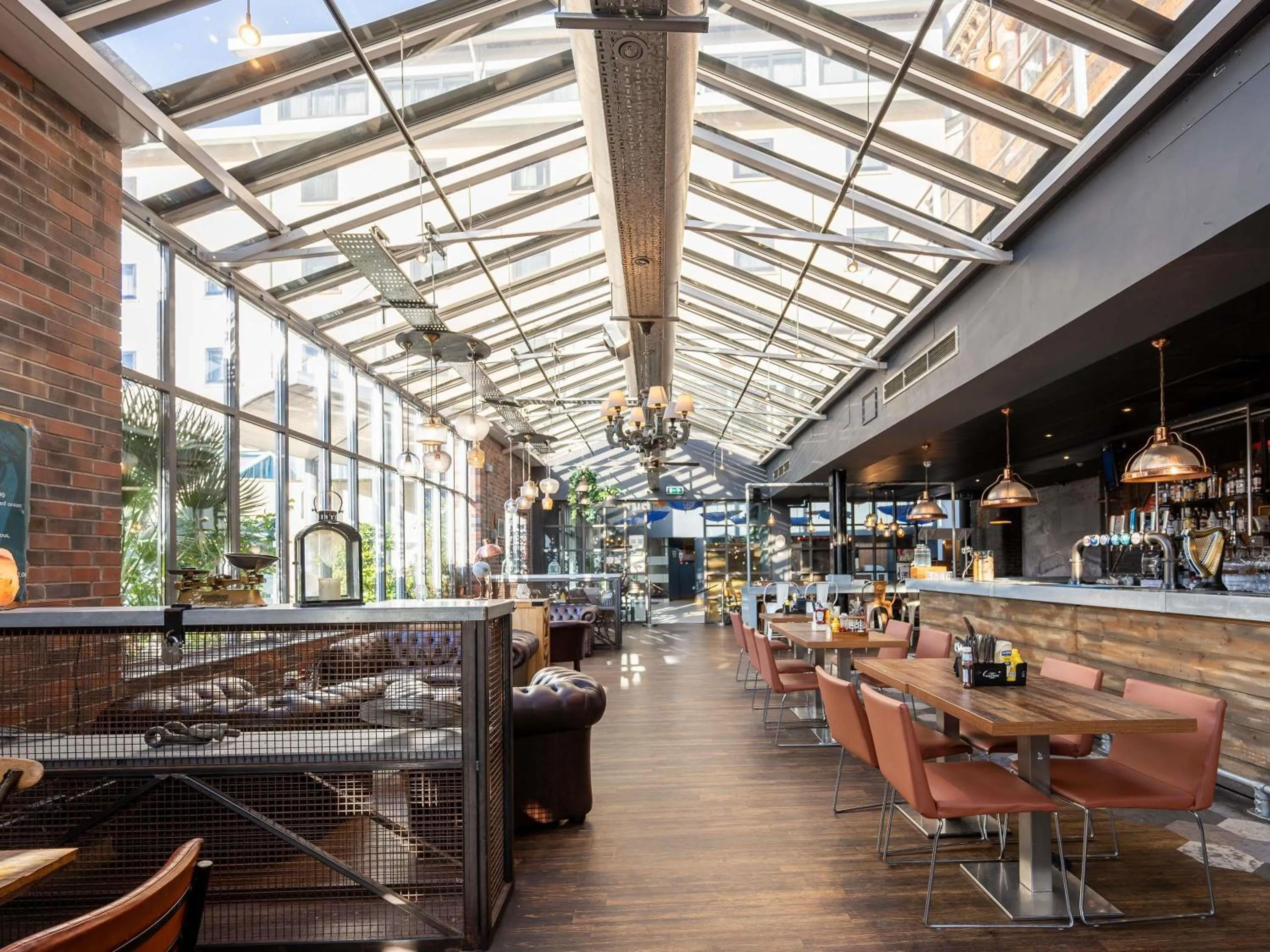 Lounge or bar in Novotel Cardiff Centre