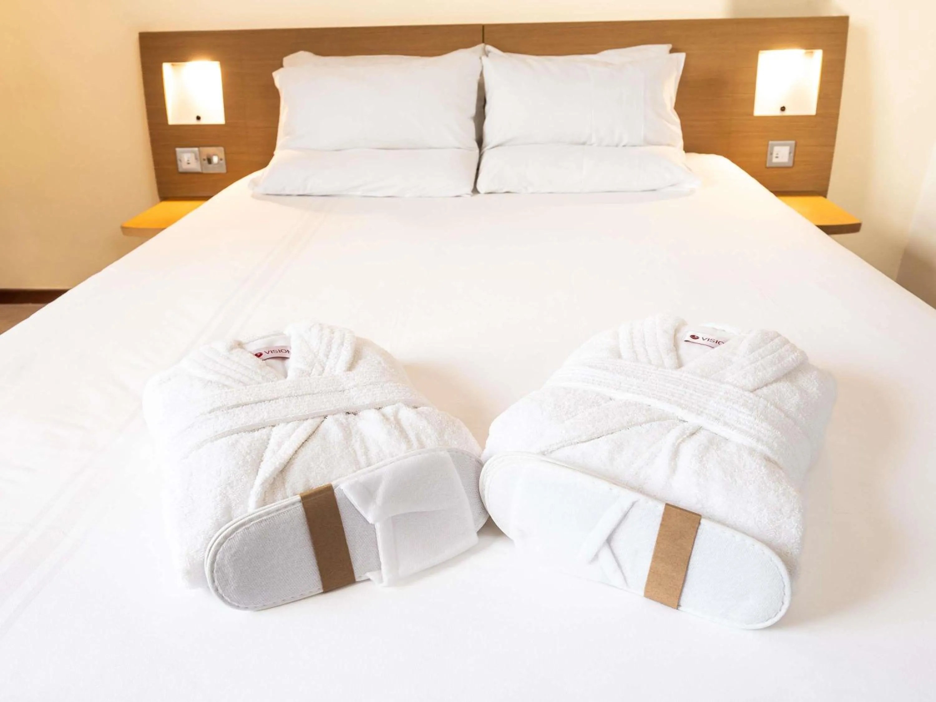 Bedroom, Bed in Novotel Cardiff Centre