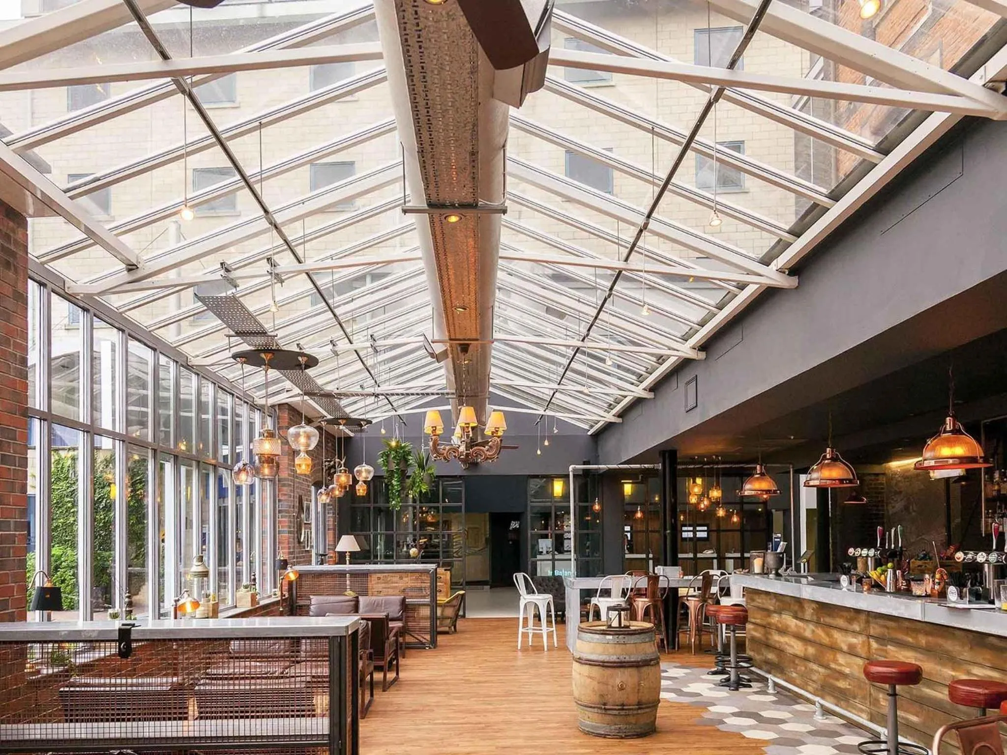 Lounge or bar in Novotel Cardiff Centre