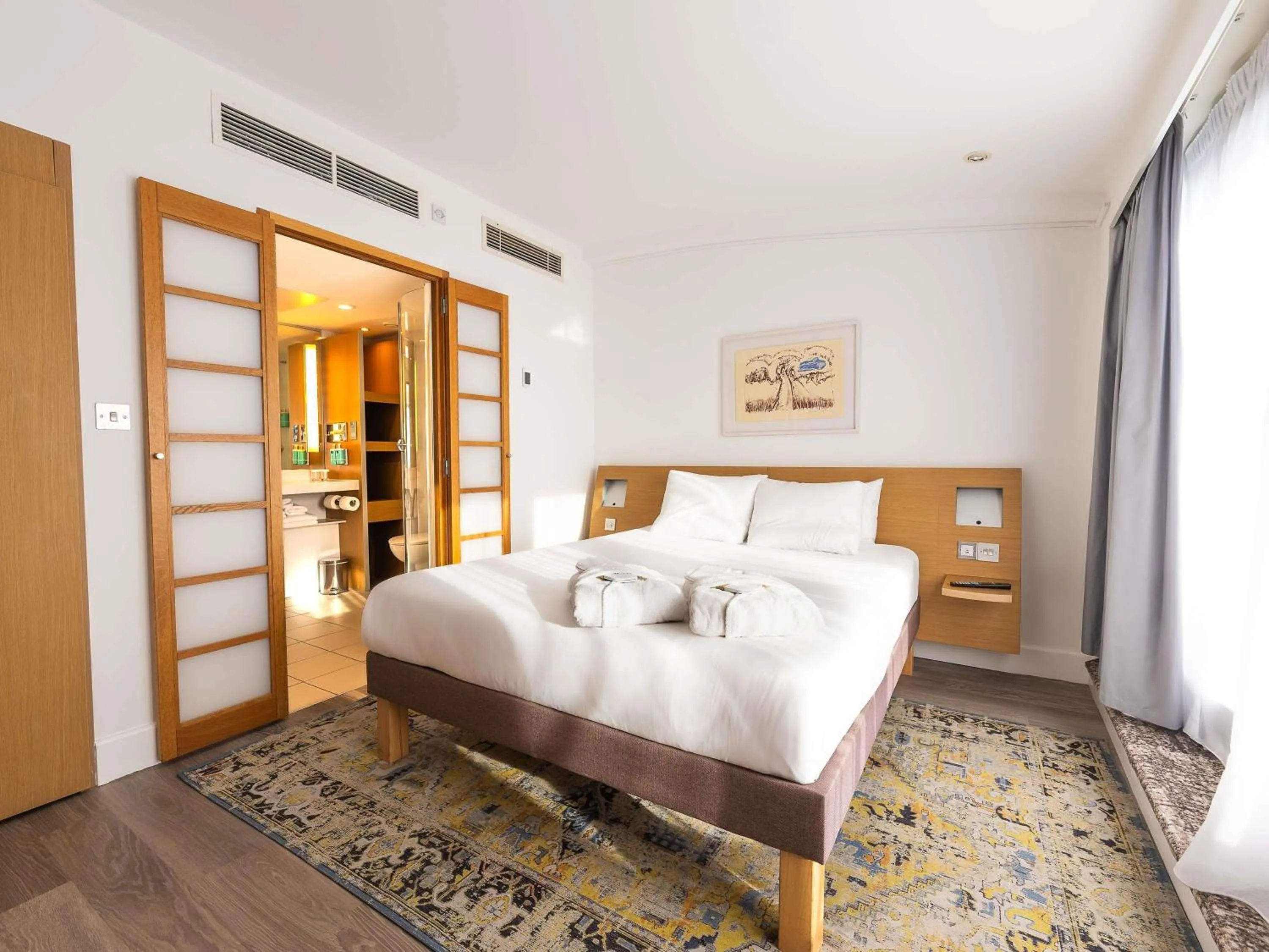 Bedroom, Bed in Novotel Cardiff Centre