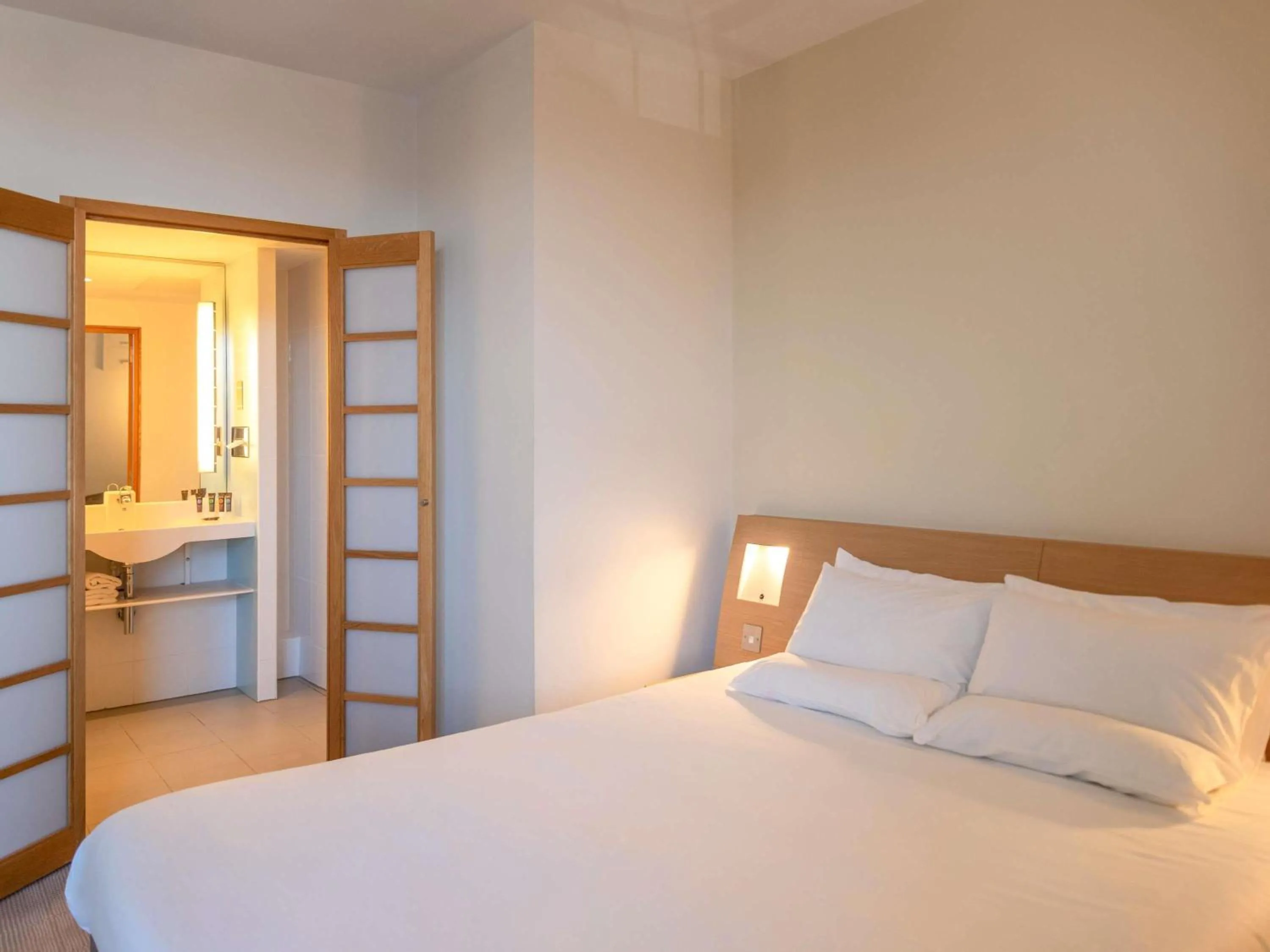 Bedroom, Bed in Novotel Cardiff Centre