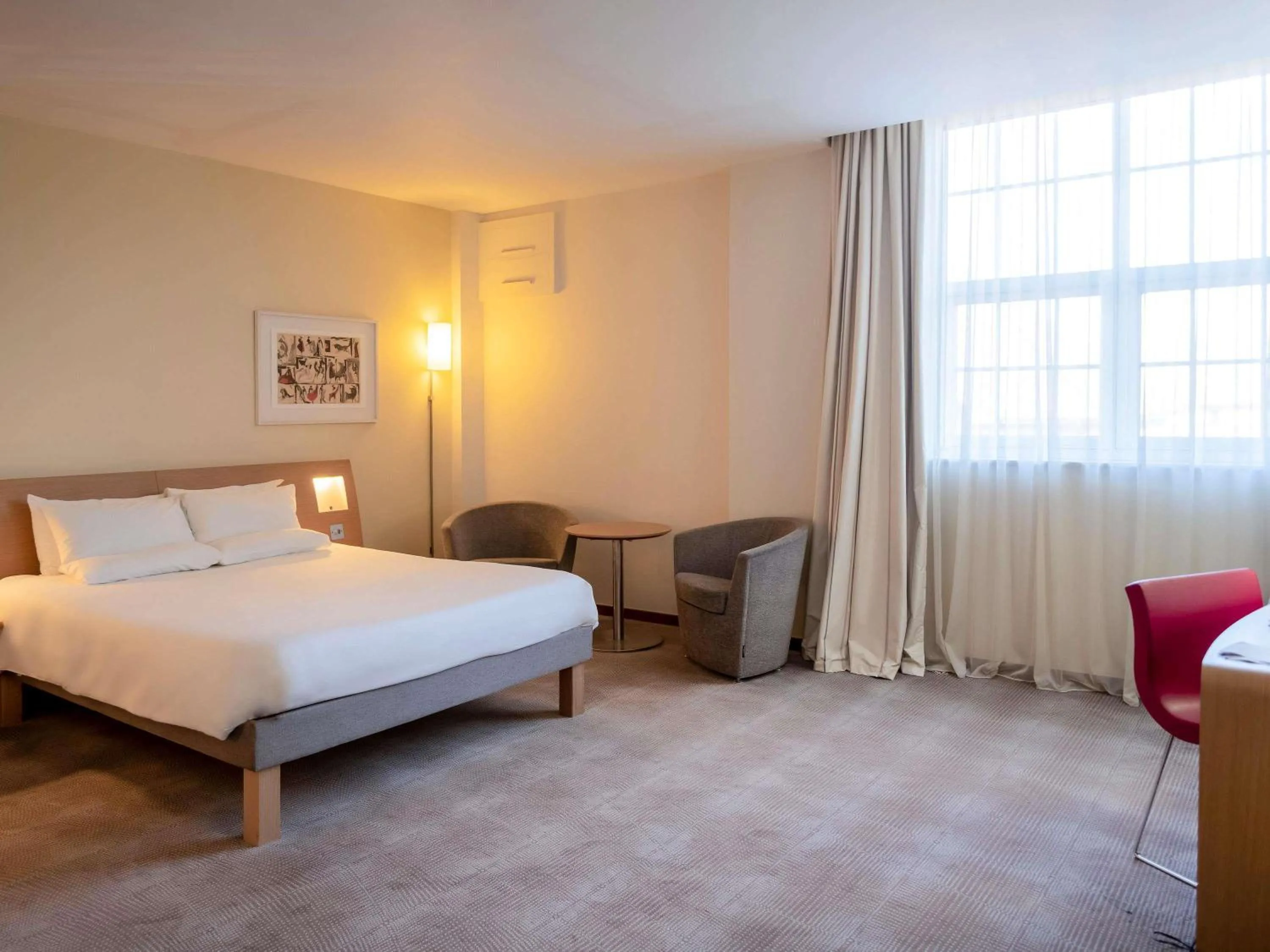 Bedroom, Bed in Novotel Cardiff Centre