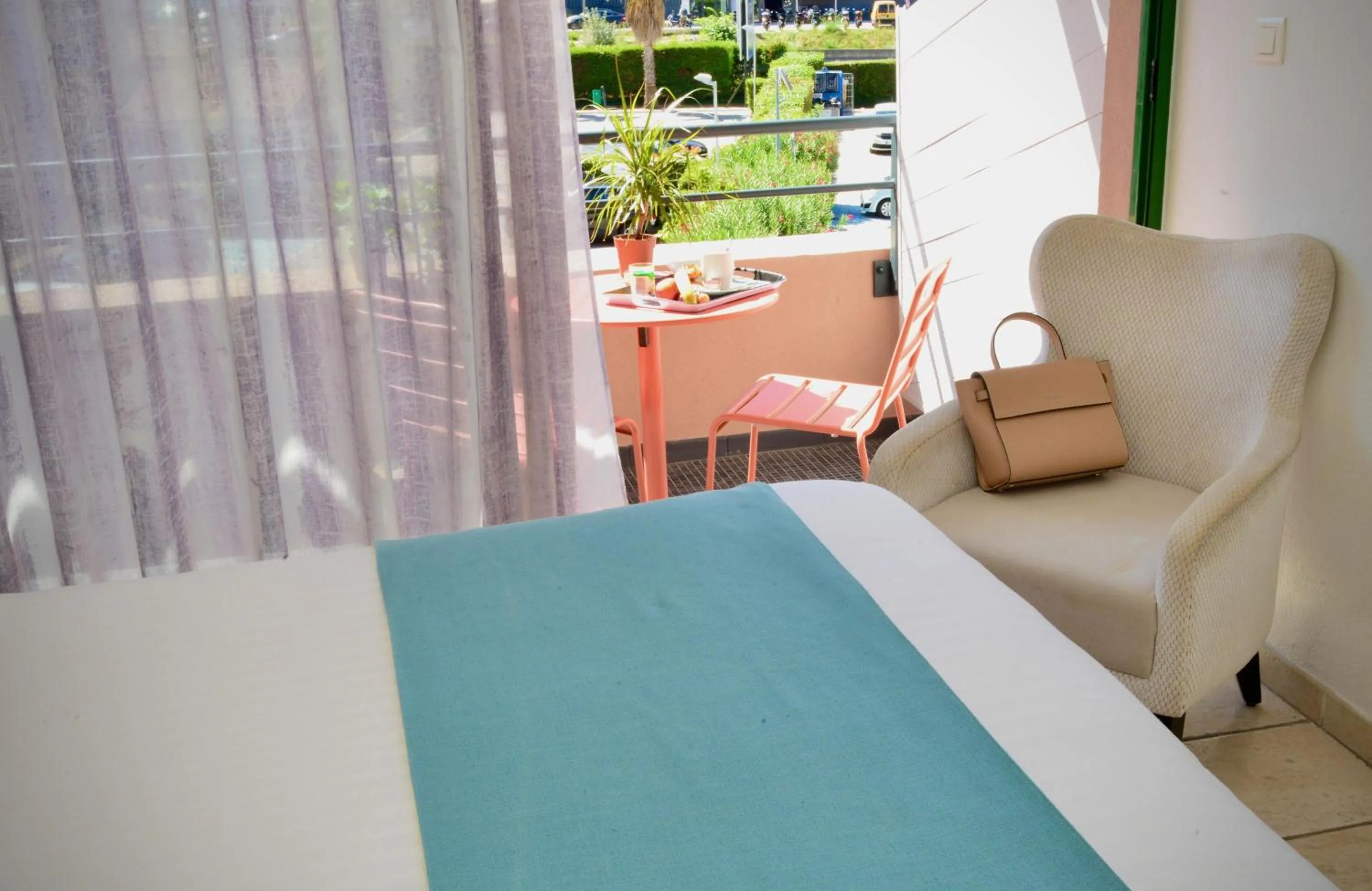 Bedroom, Bed in Sure Hotel by Best Western Gemenos en Provence