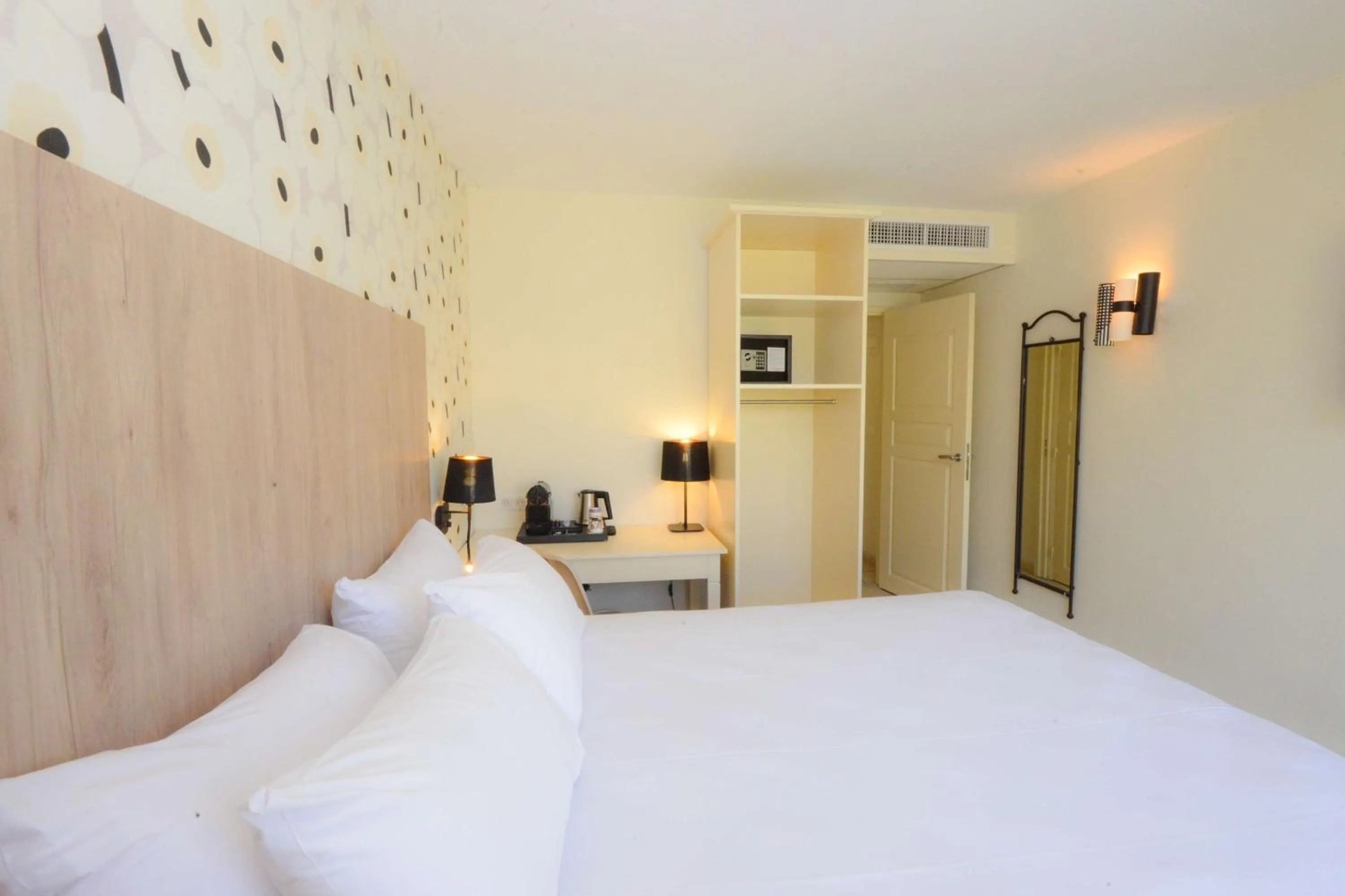 Bedroom, Bed in Best Western Gemenos Villa Florette