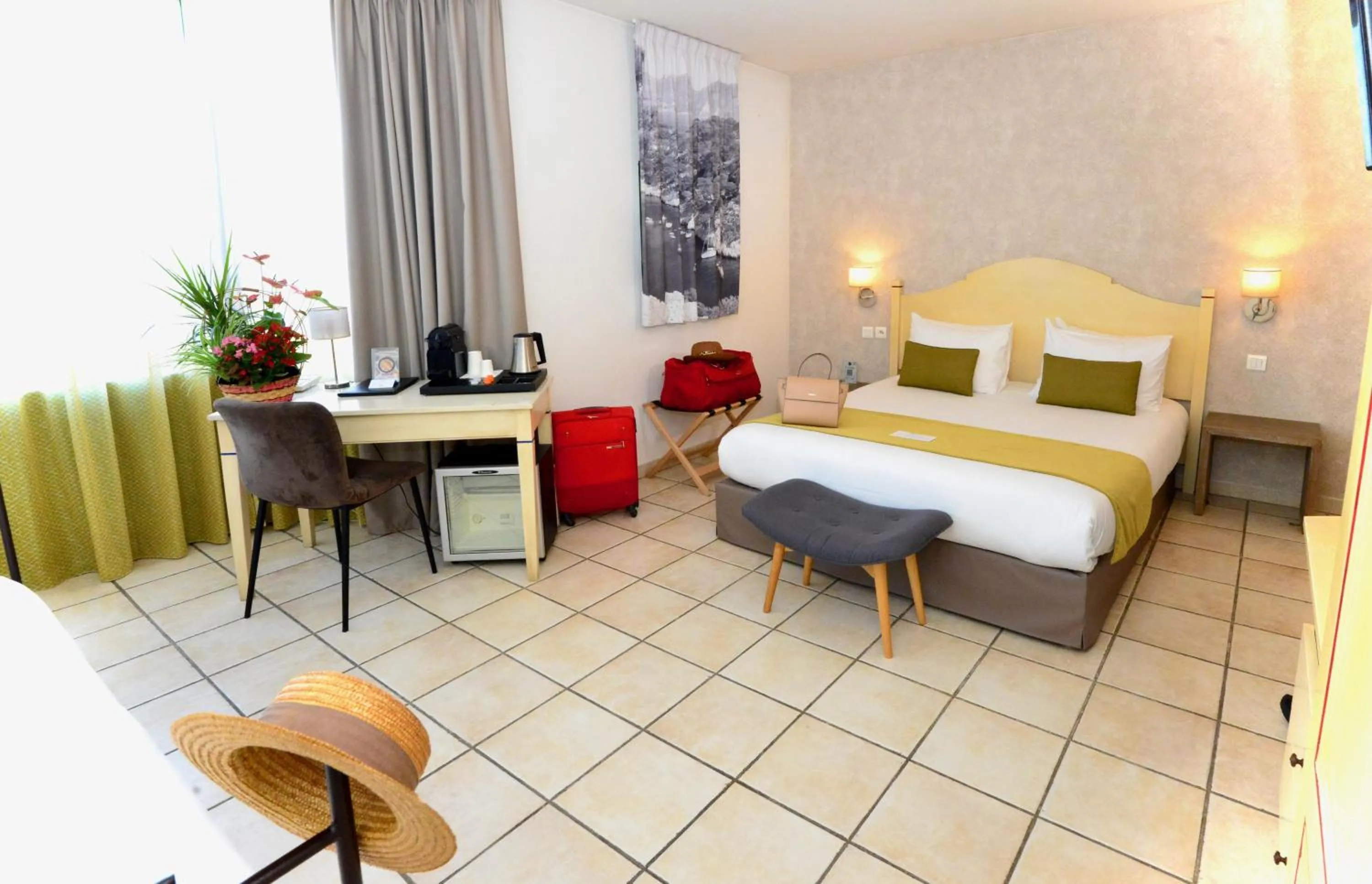 Bedroom, Bed in Sure Hotel by Best Western Gemenos en Provence