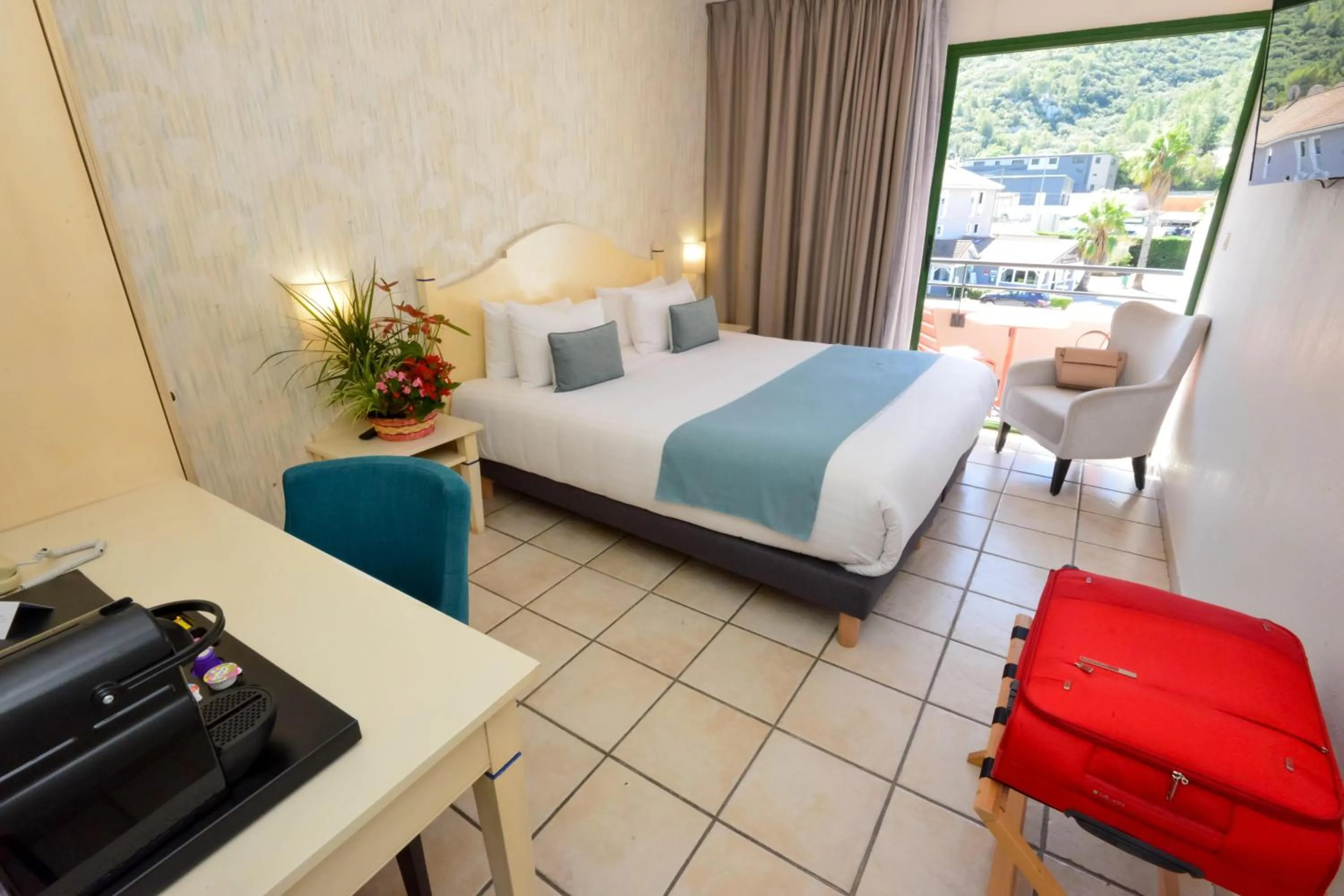 Bedroom, Bed in Sure Hotel by Best Western Gemenos en Provence