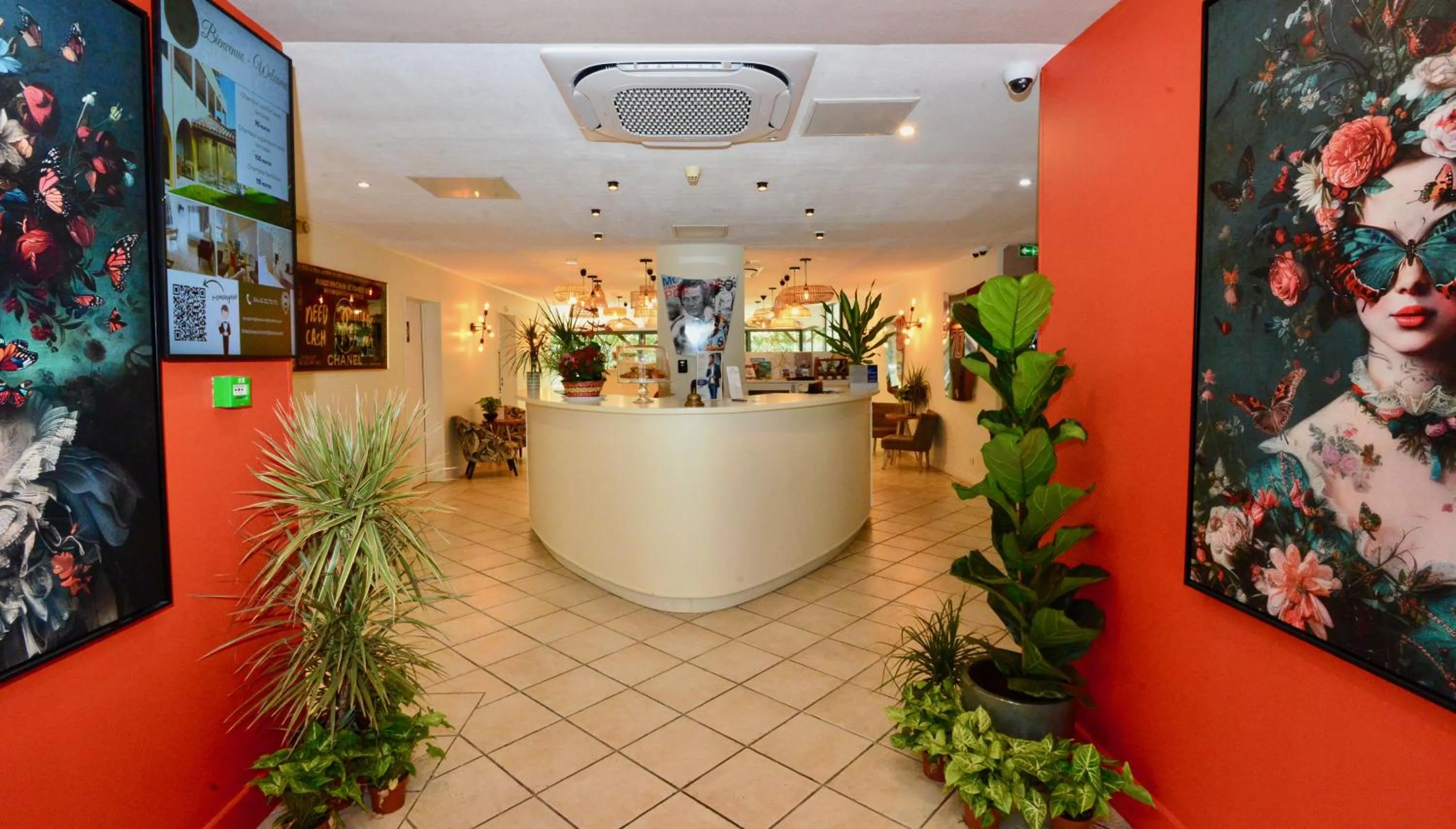 Property building in Best Western Gemenos Villa Florette