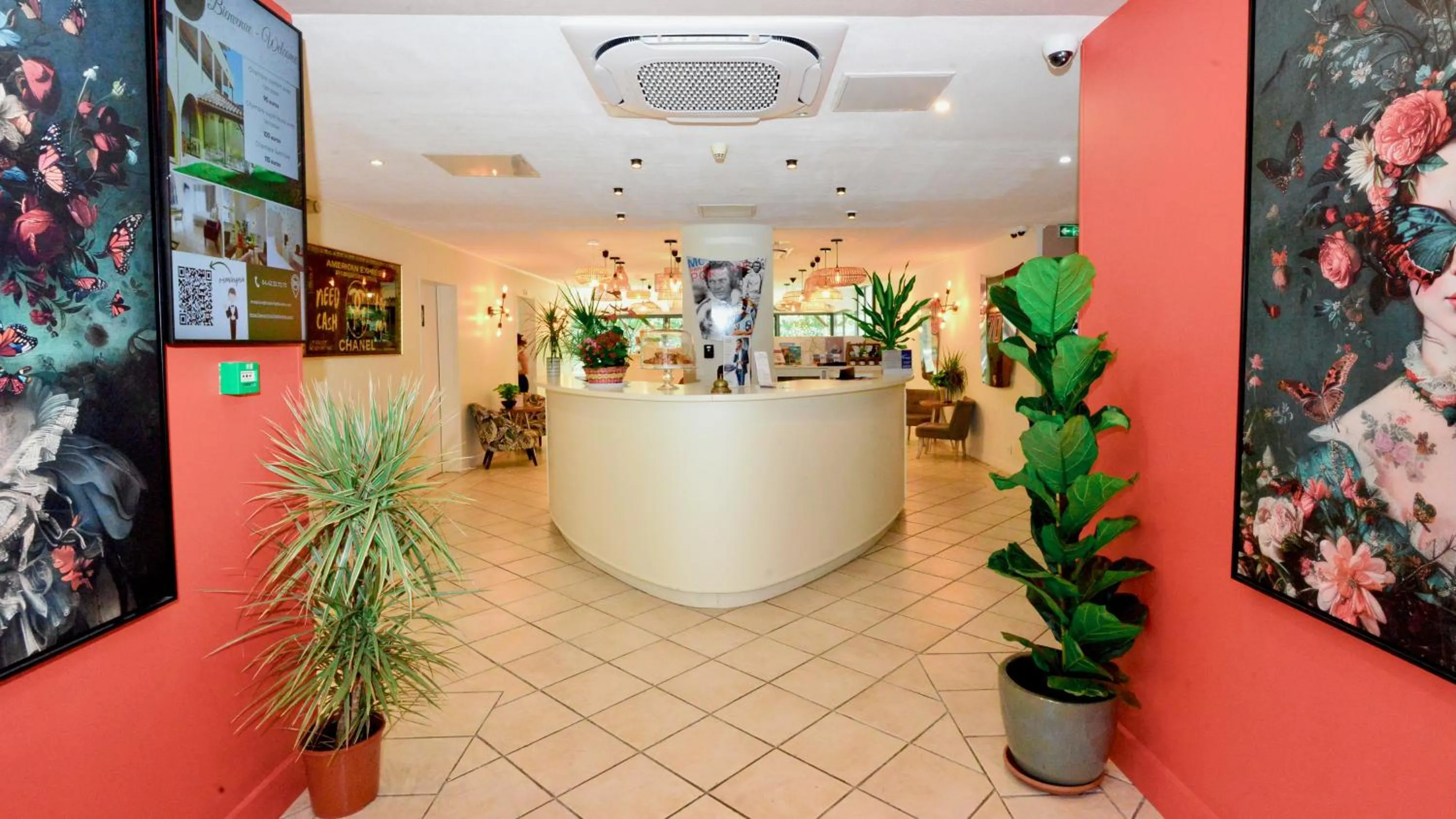 Lobby or reception in Best Western Gemenos Villa Florette